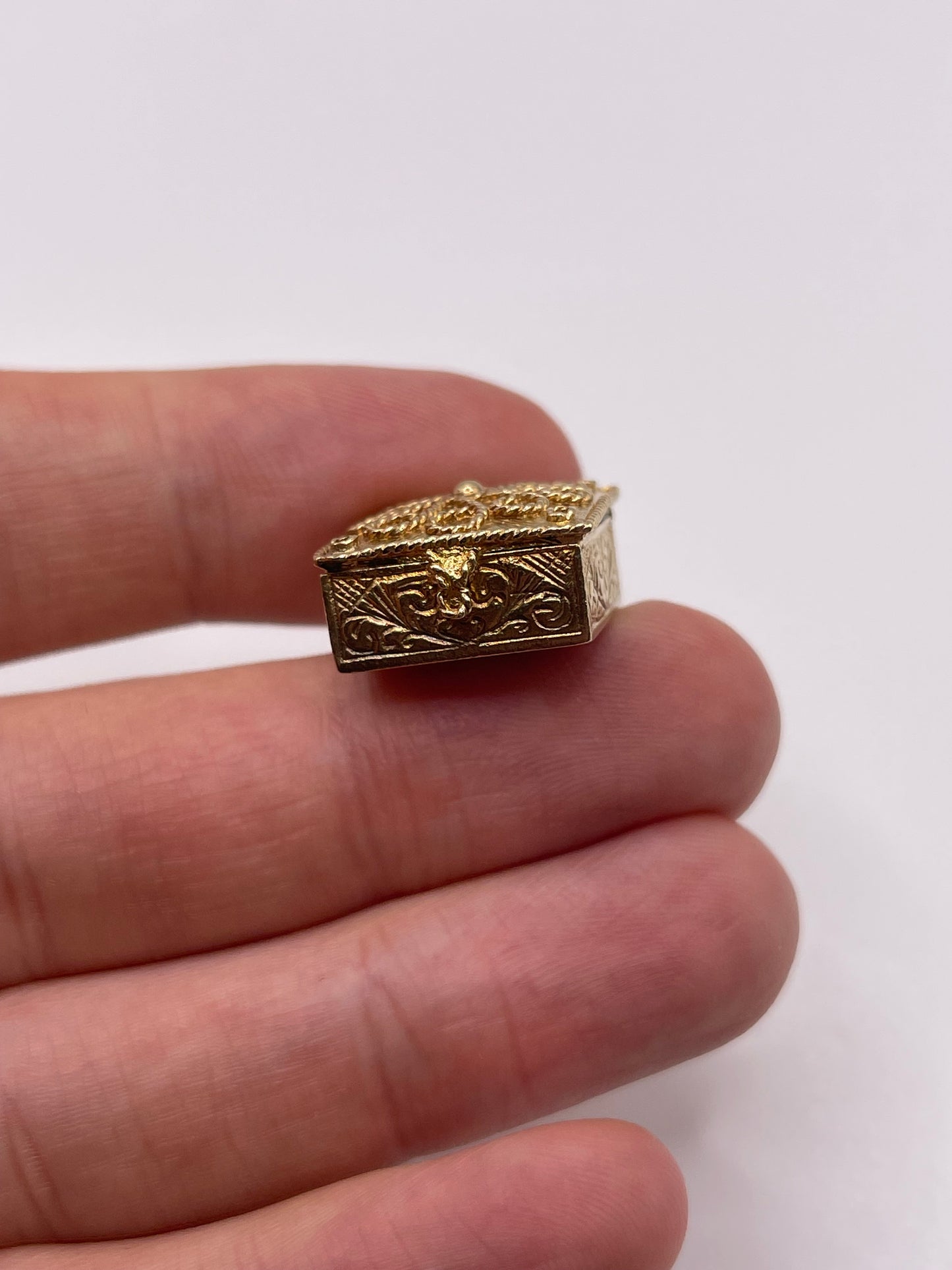 9ct gold keep sake box charm