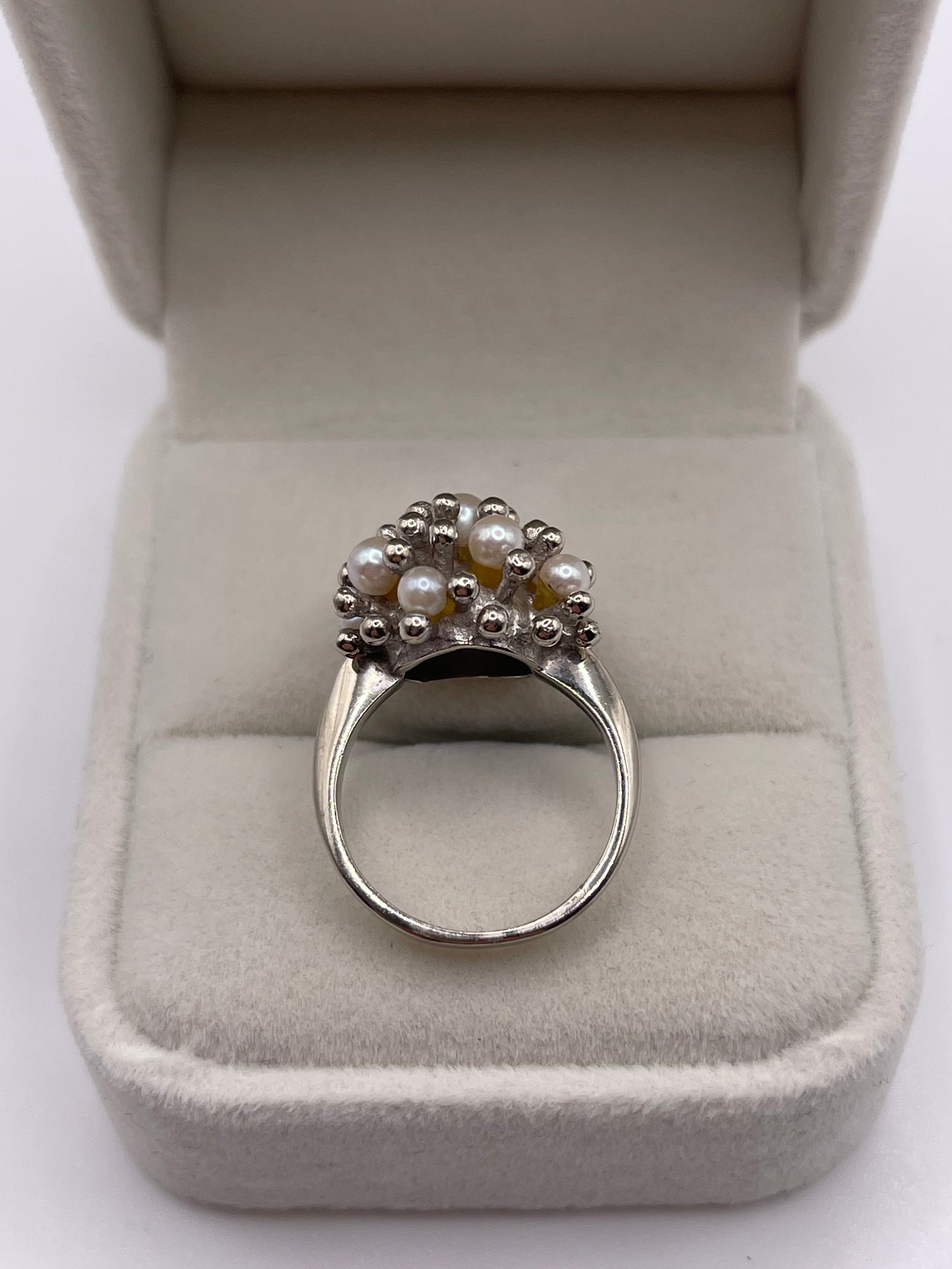Heavy 9ct white gold pearl ring