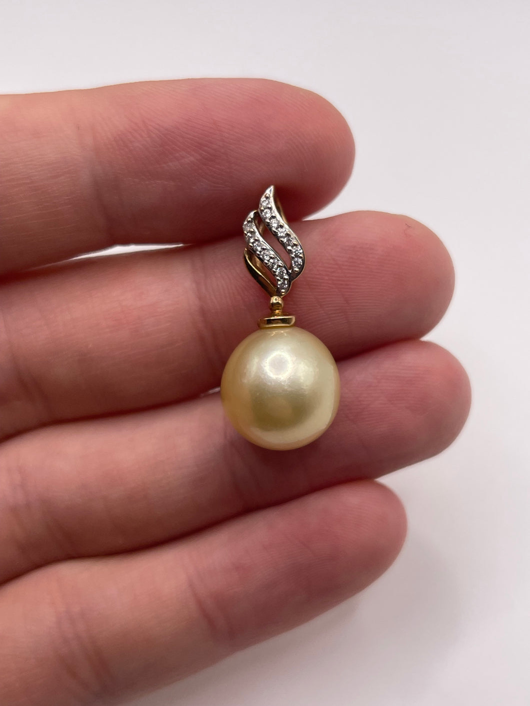 9ct gold pearl and zircon pendant