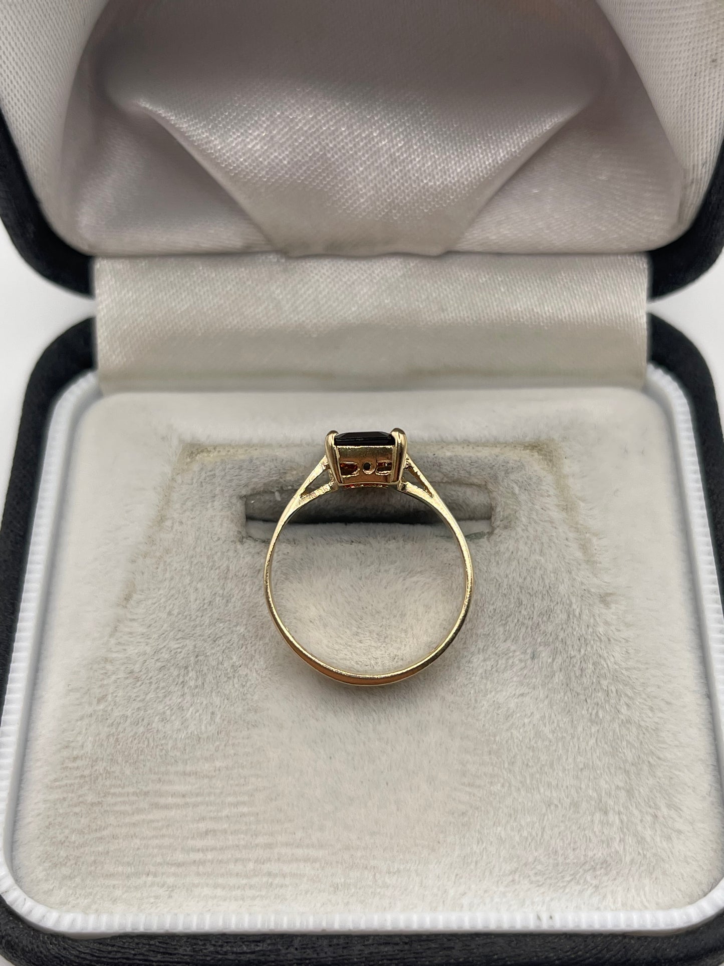 9ct gold garnet ring