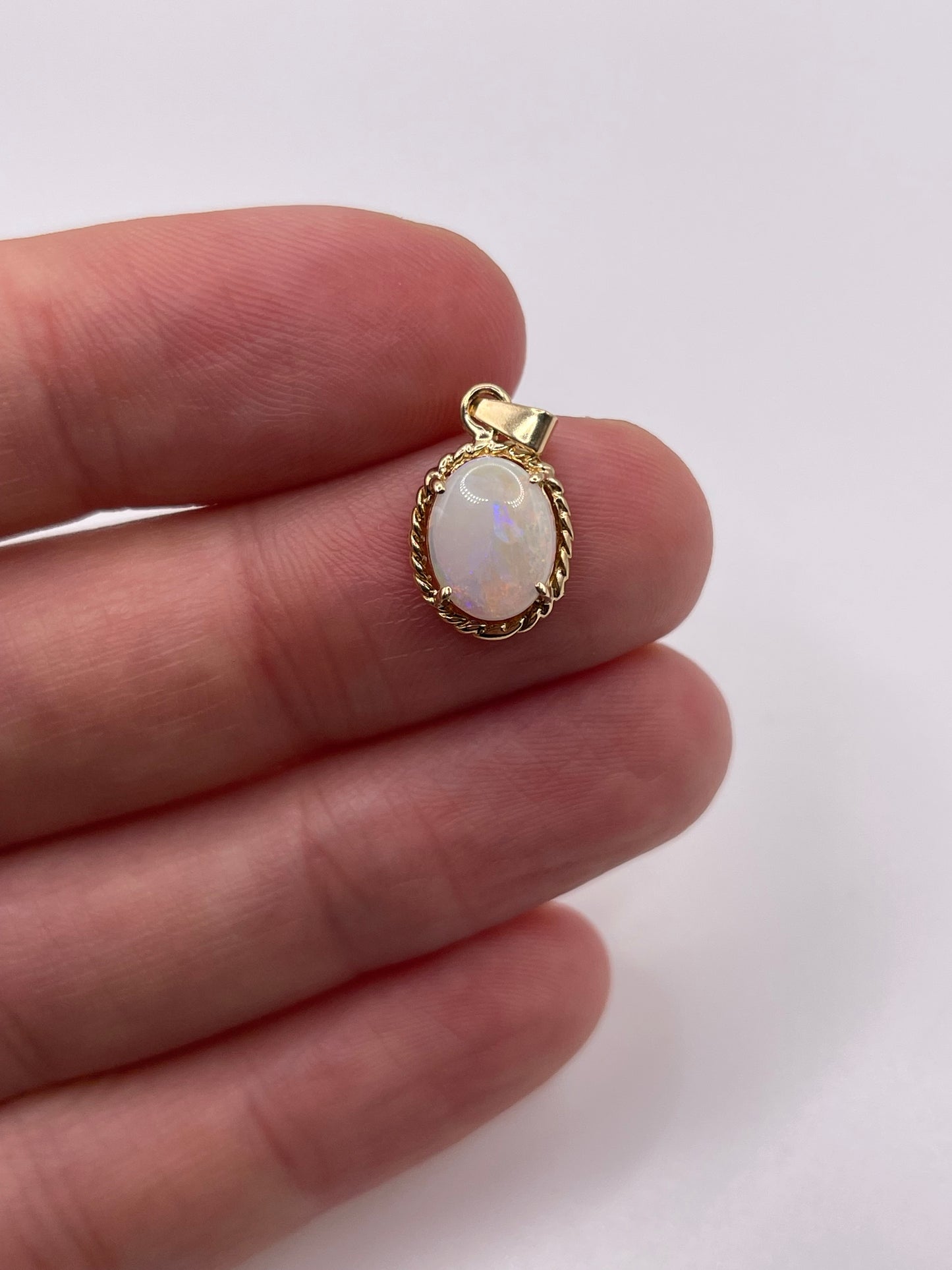 9ct gold opal pendant
