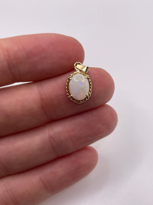 9ct gold opal pendant