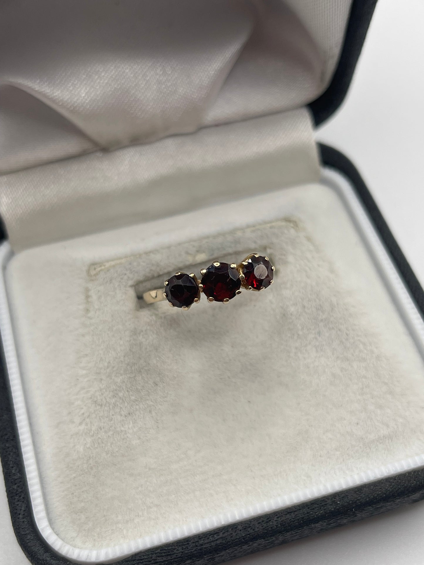9ct gold garnet ring