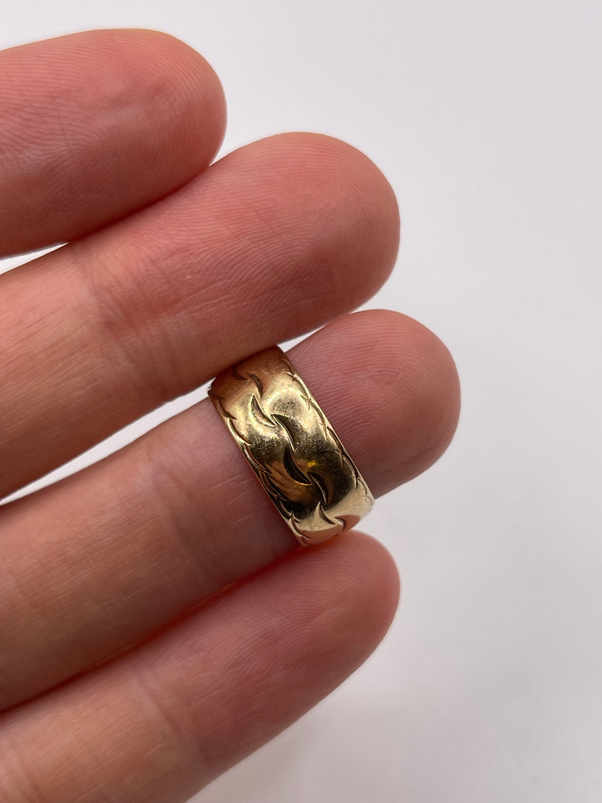 9ct gold patterned band