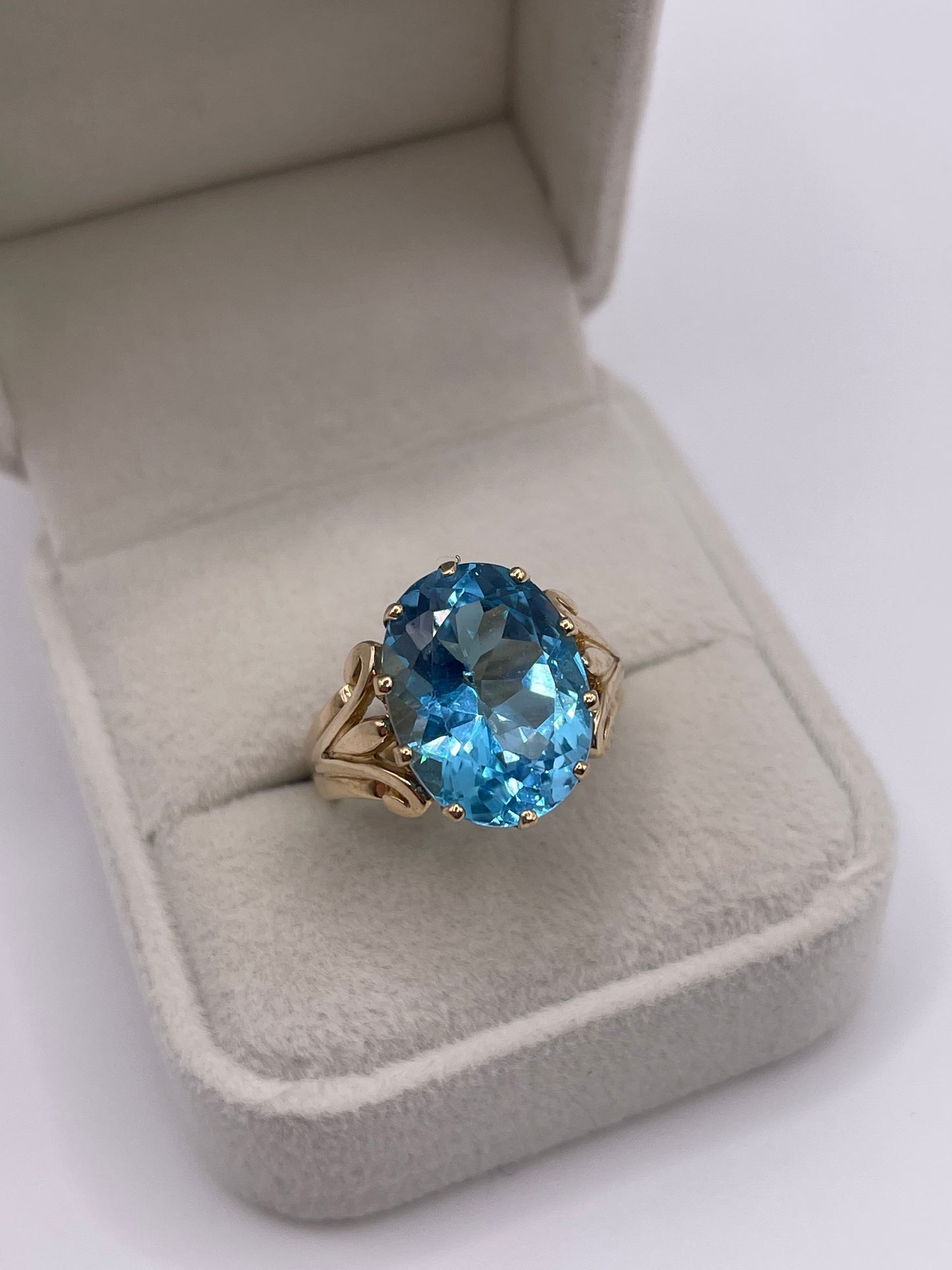 9ct gold blue topaz ring