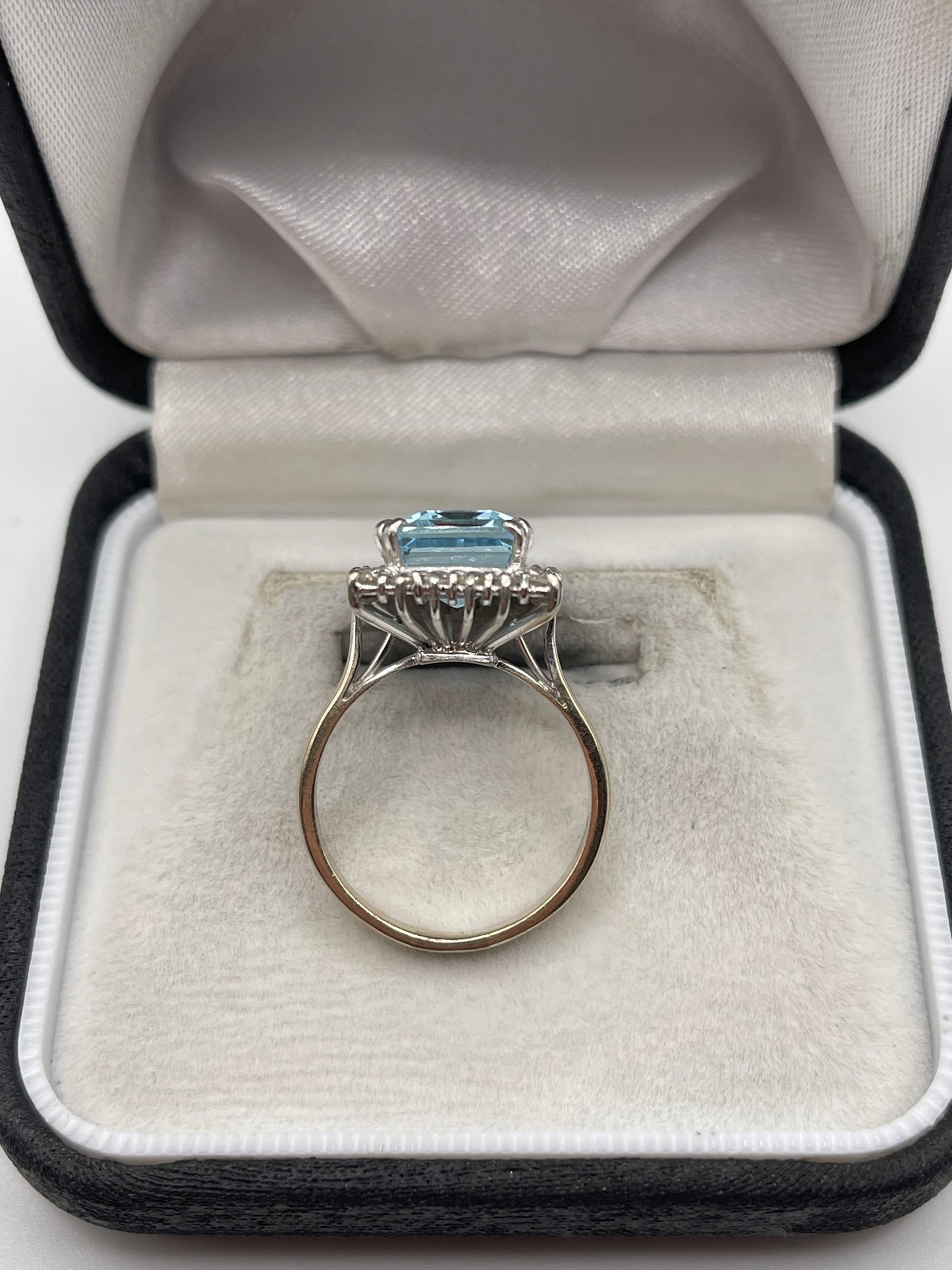 18ct white gold aquamarine and diamond ring