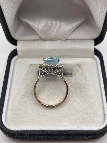 18ct white gold aquamarine and diamond ring