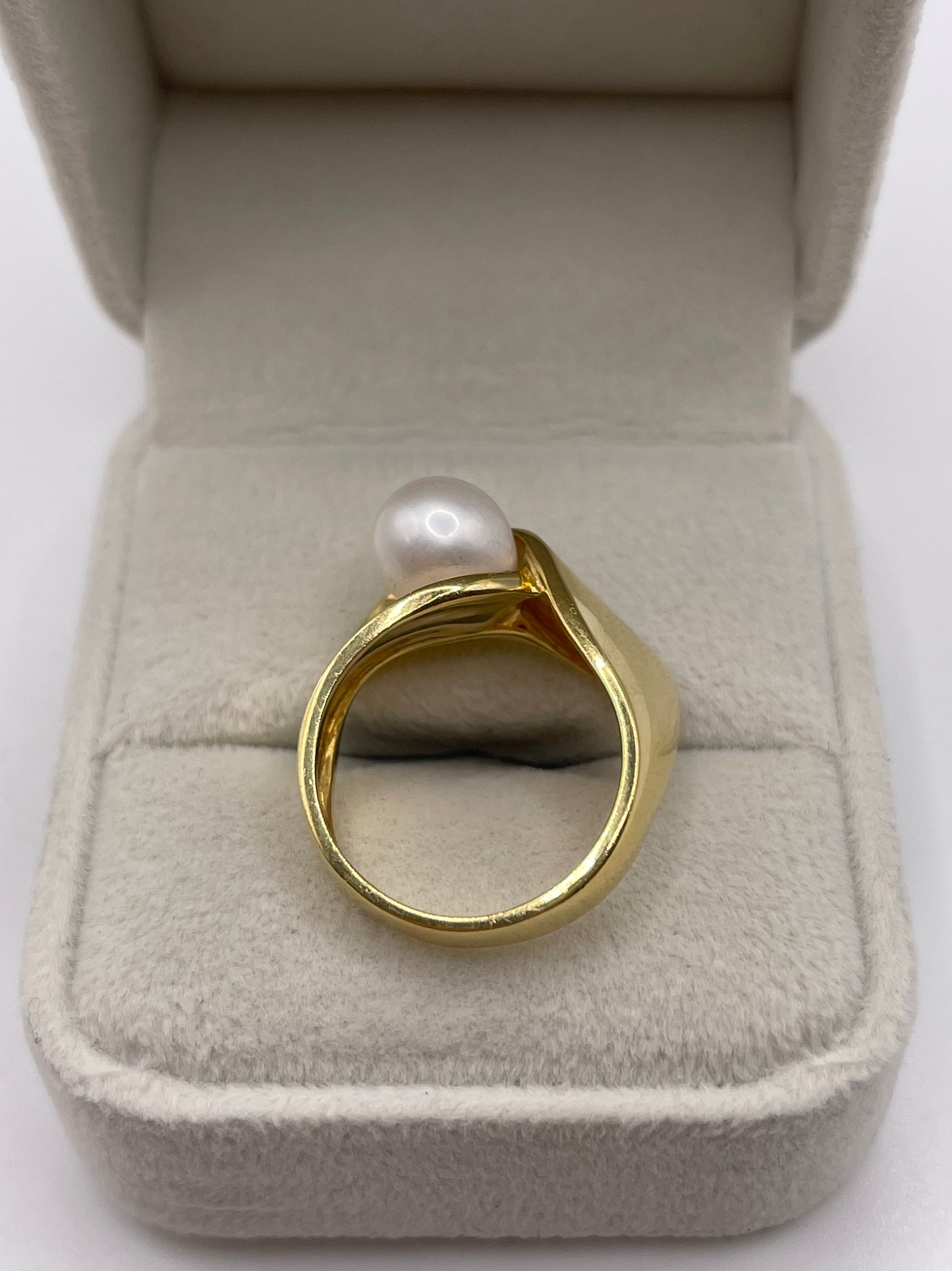 Heavy 18ct gold pearl ring