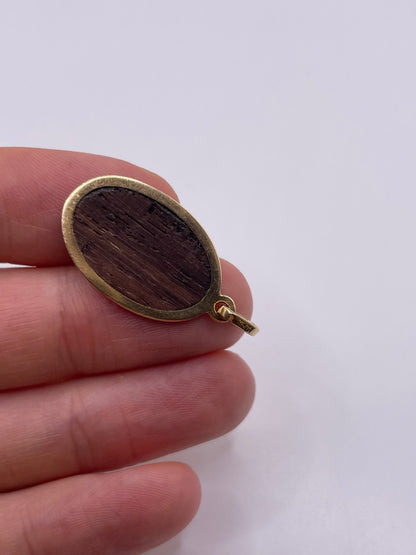 18ct gold wooden lion pendant