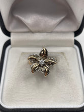 Load image into Gallery viewer, 9ct gold paste flower ring
