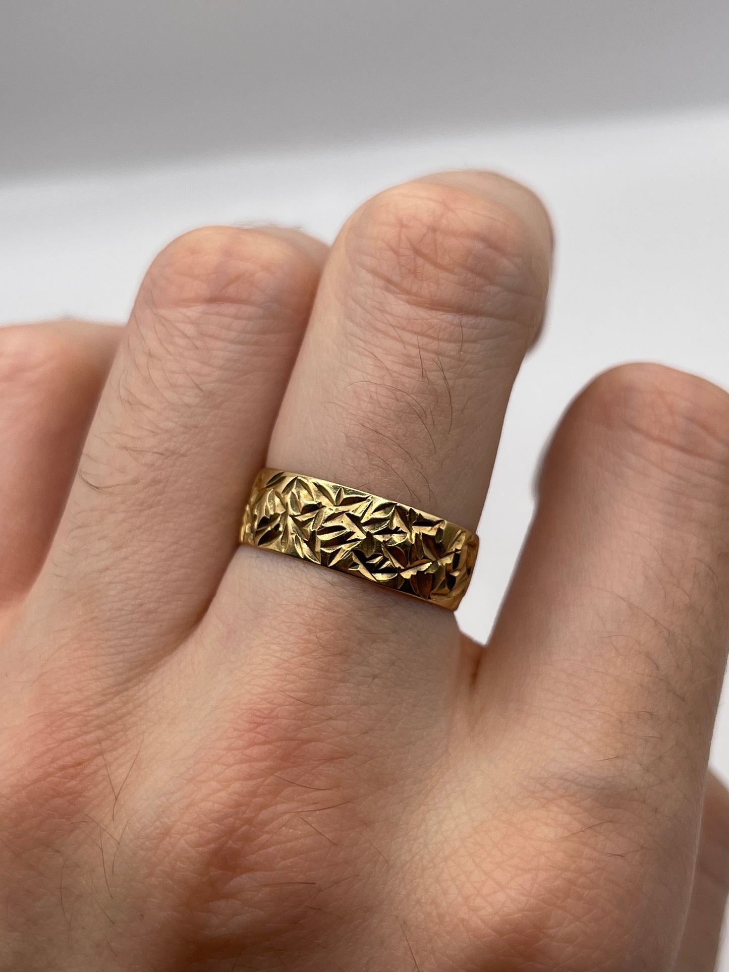 9ct gold engraved band