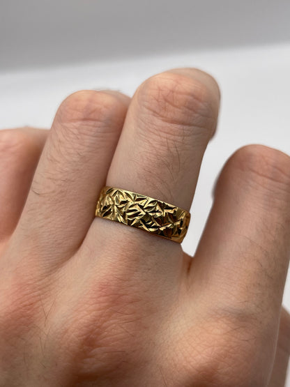9ct gold engraved band