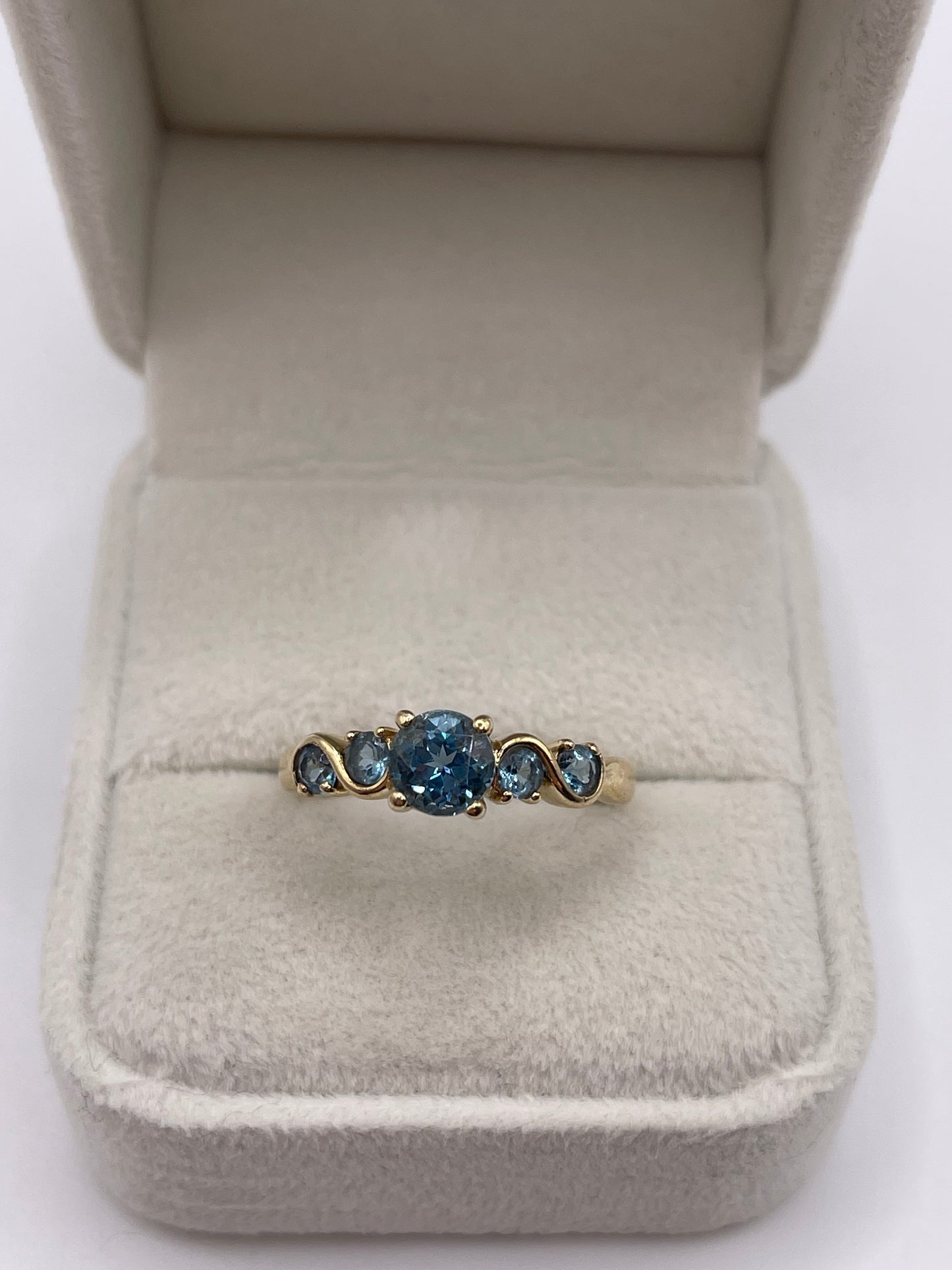 9ct gold blue topaz ring