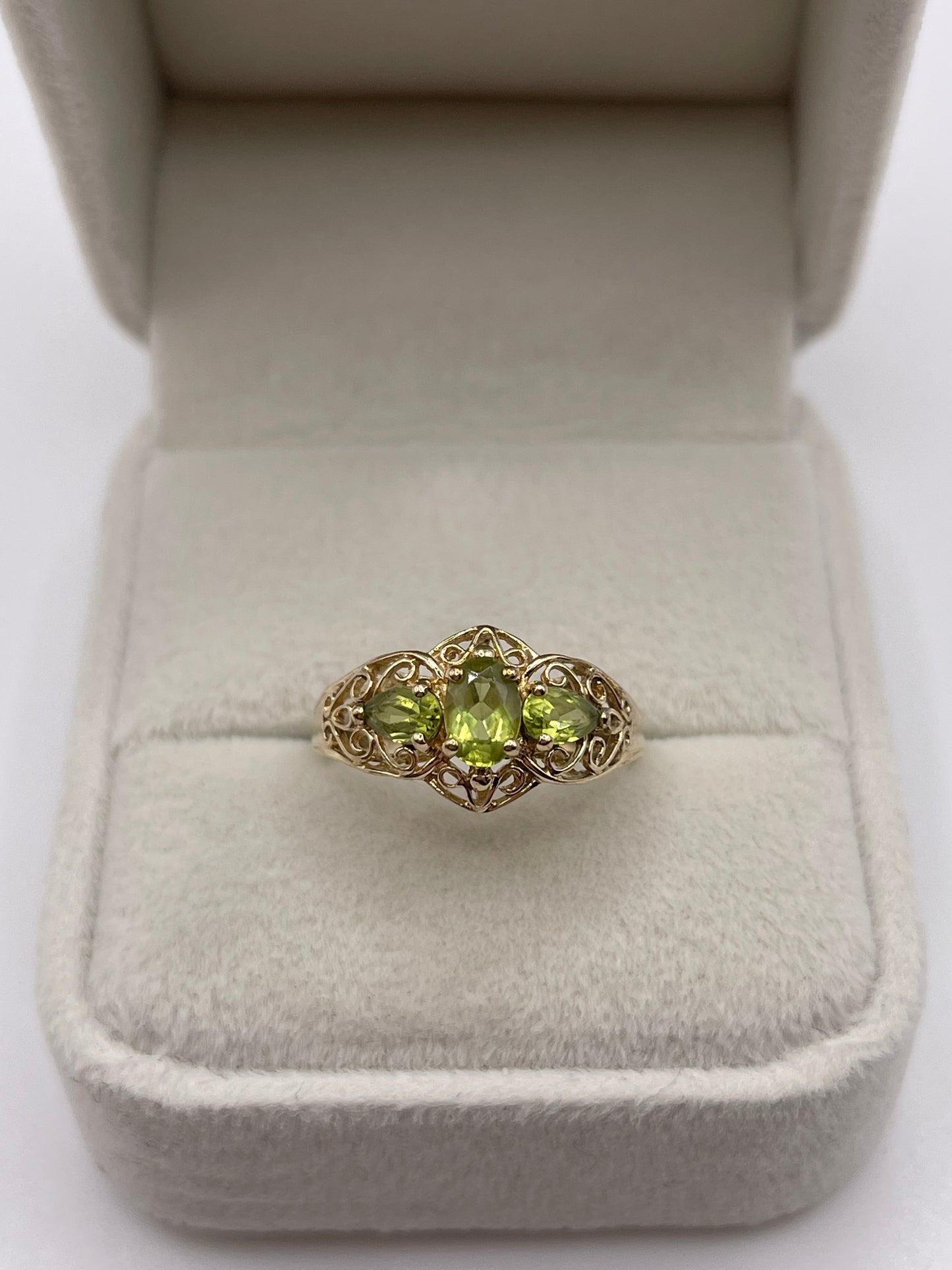 9ct gold peridot ring
