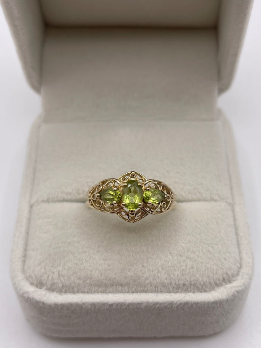 9ct gold peridot ring