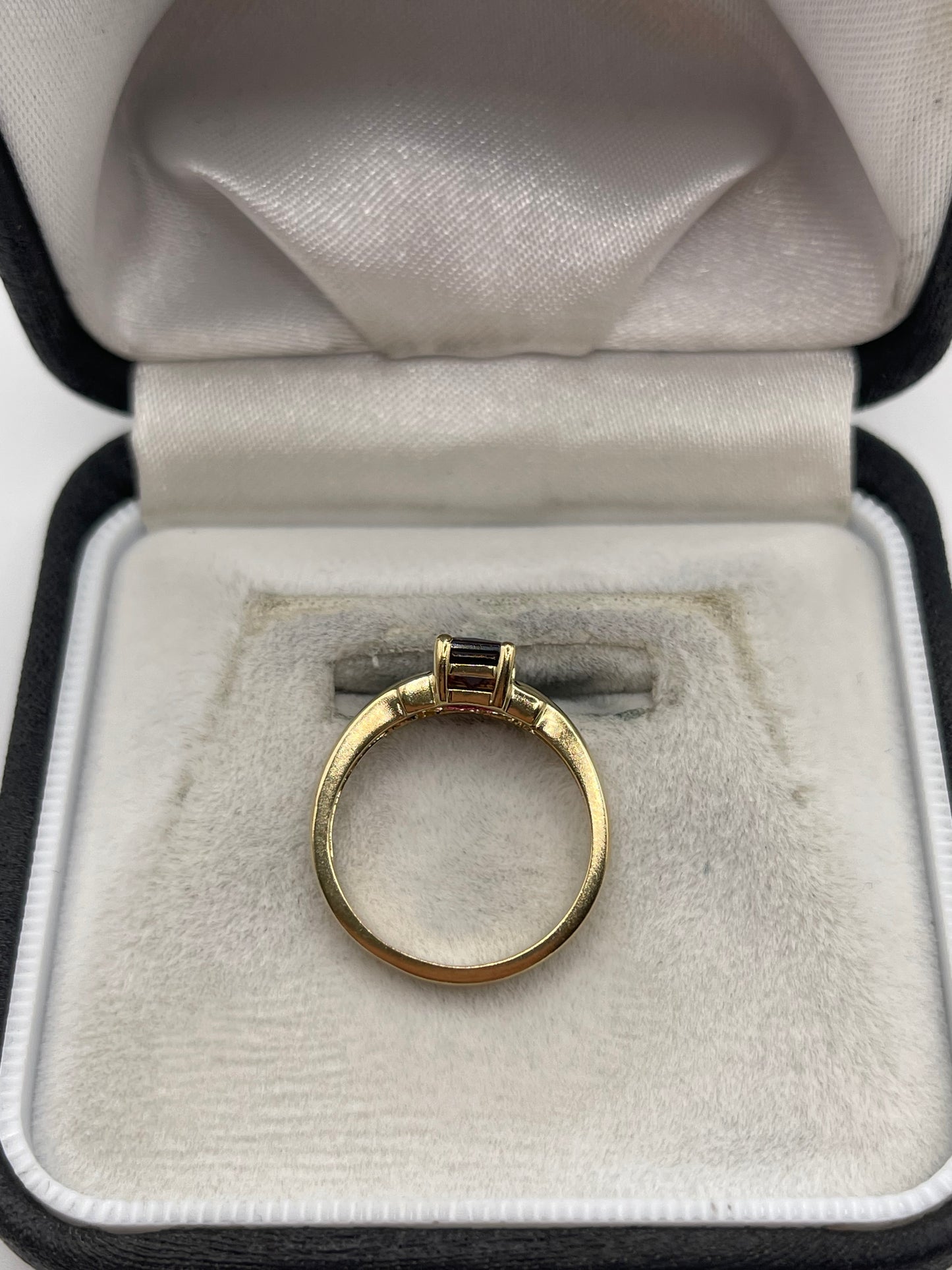 9ct gold garnet ring