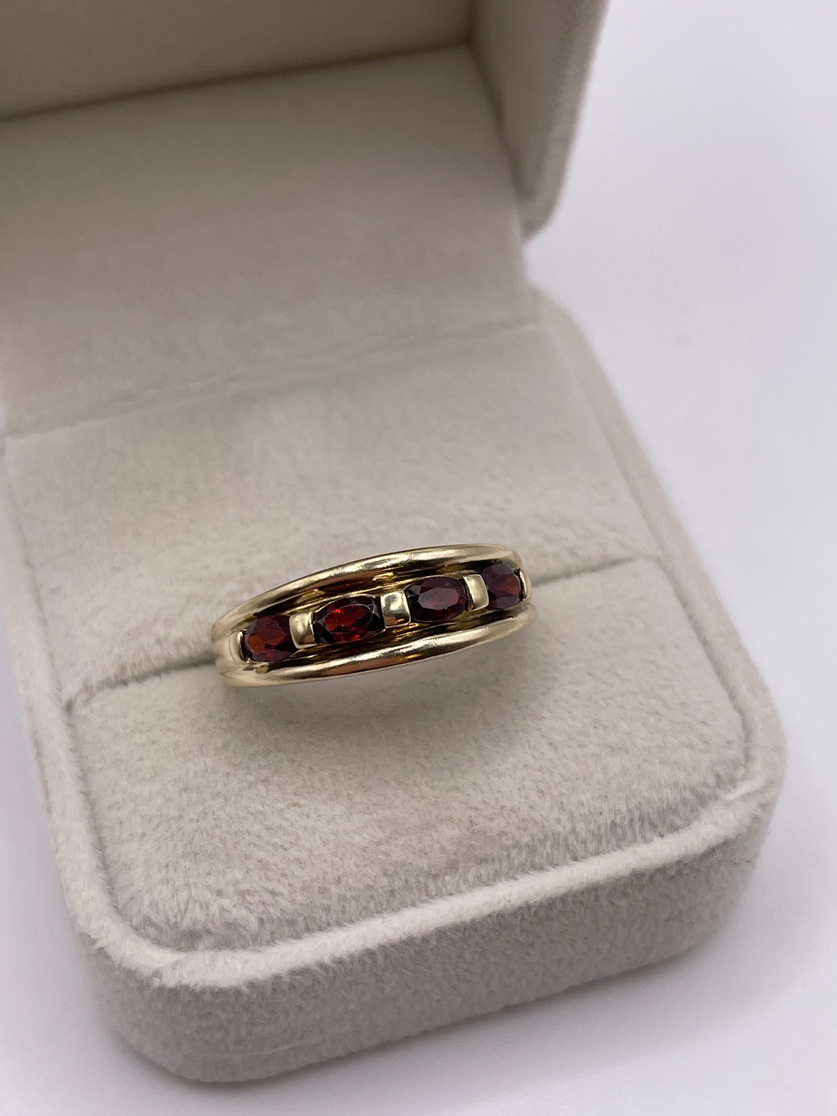 9ct gold garnet ring