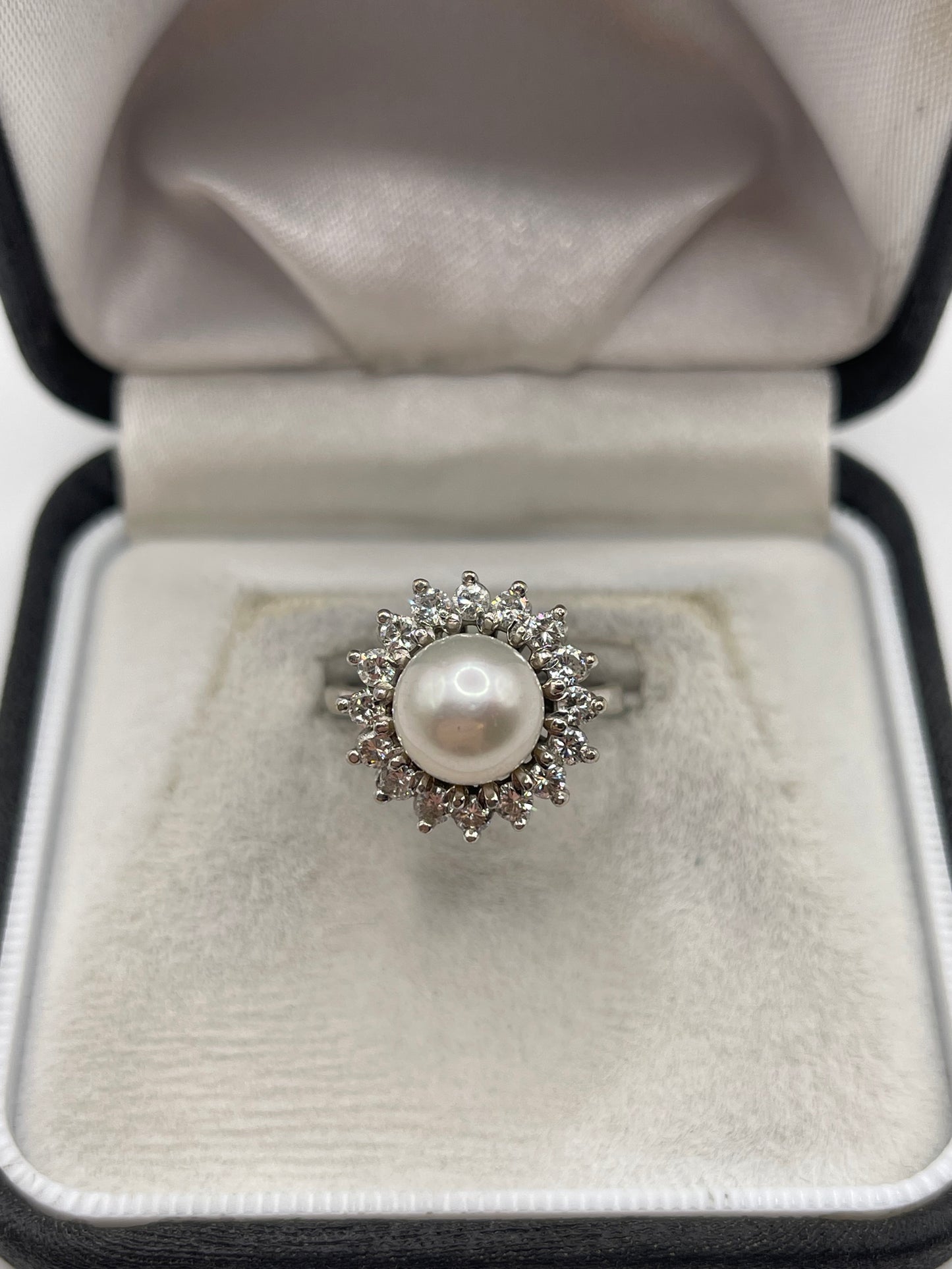 18ct white gold pearl and diamond ring