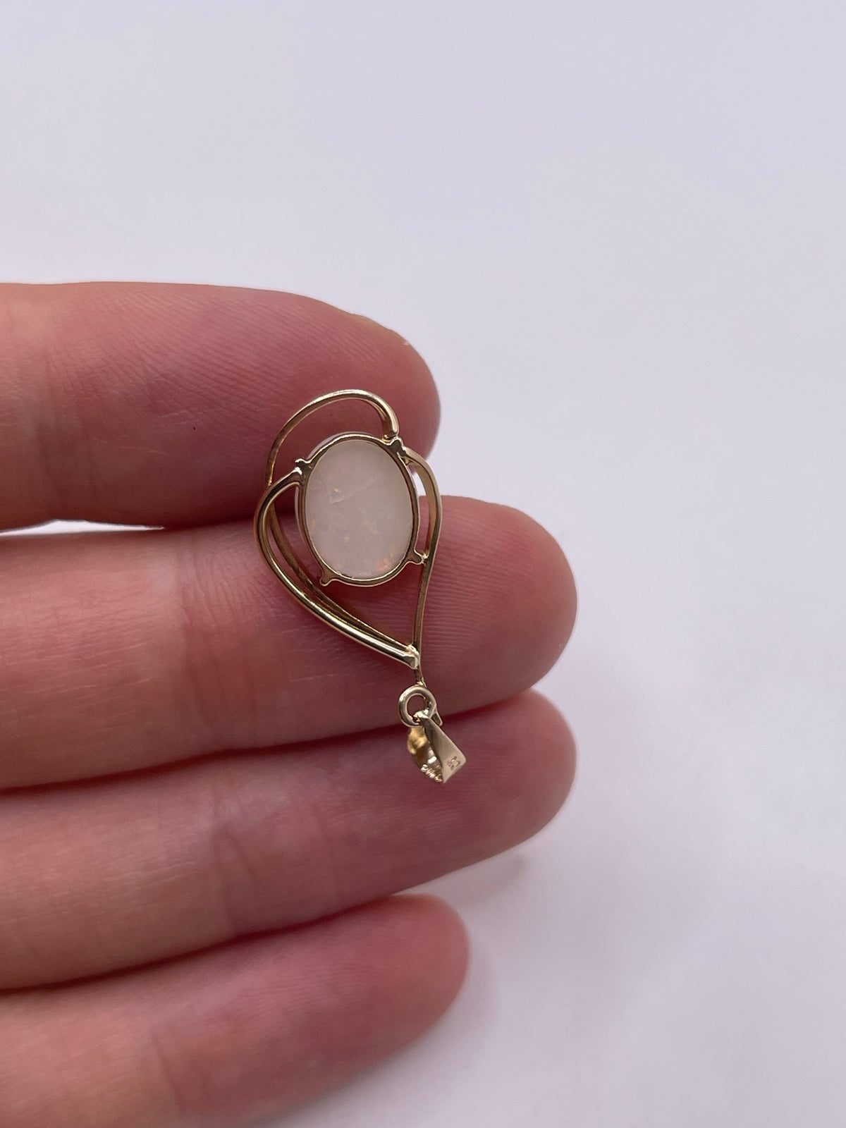 9ct gold opal pendant