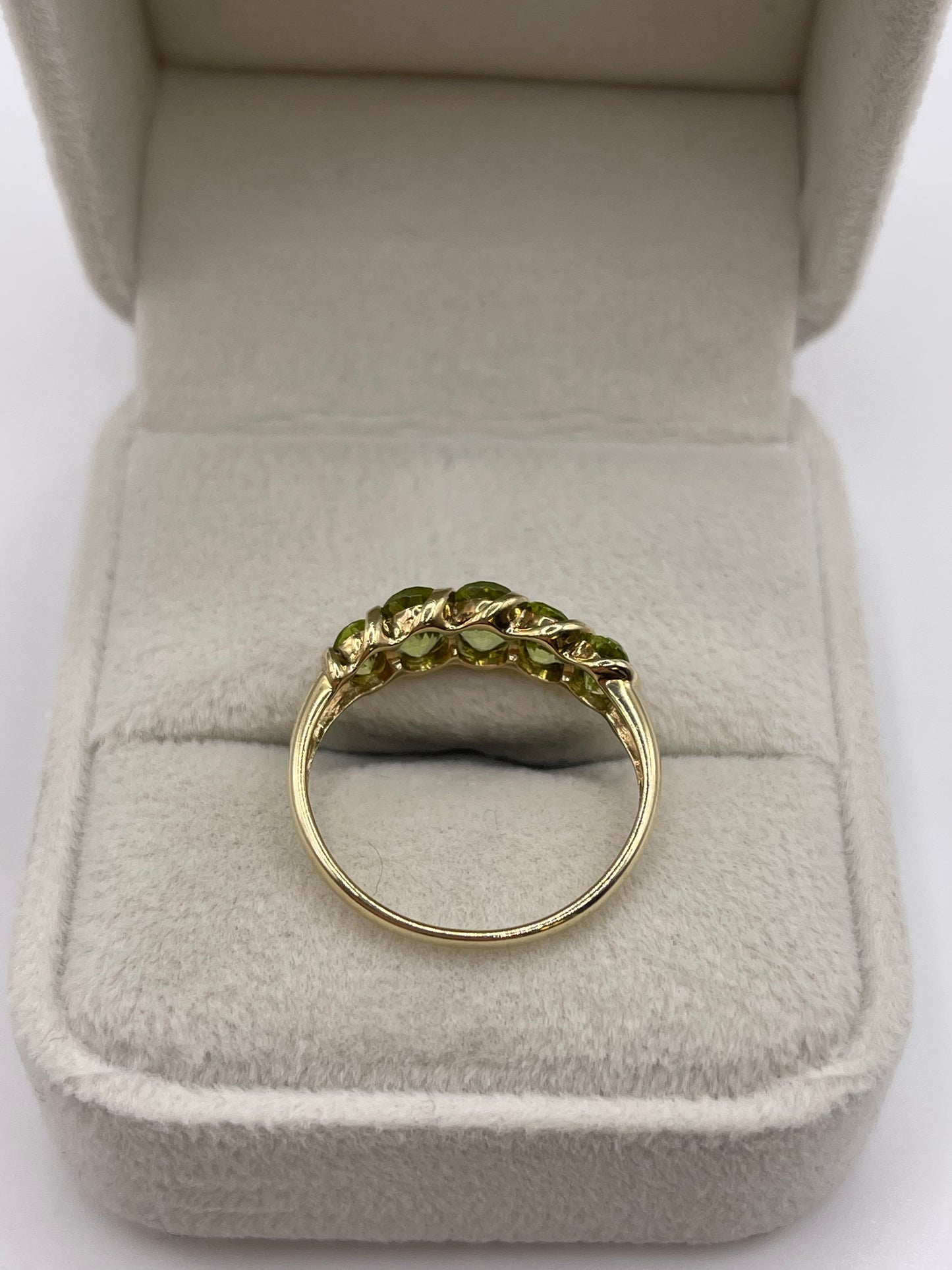 9ct gold peridot ring