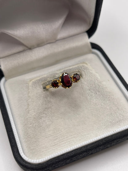 9ct gold garnet ring