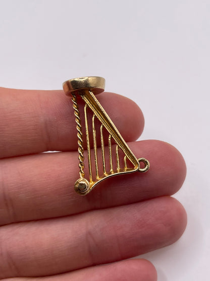 9ct gold harp pendant