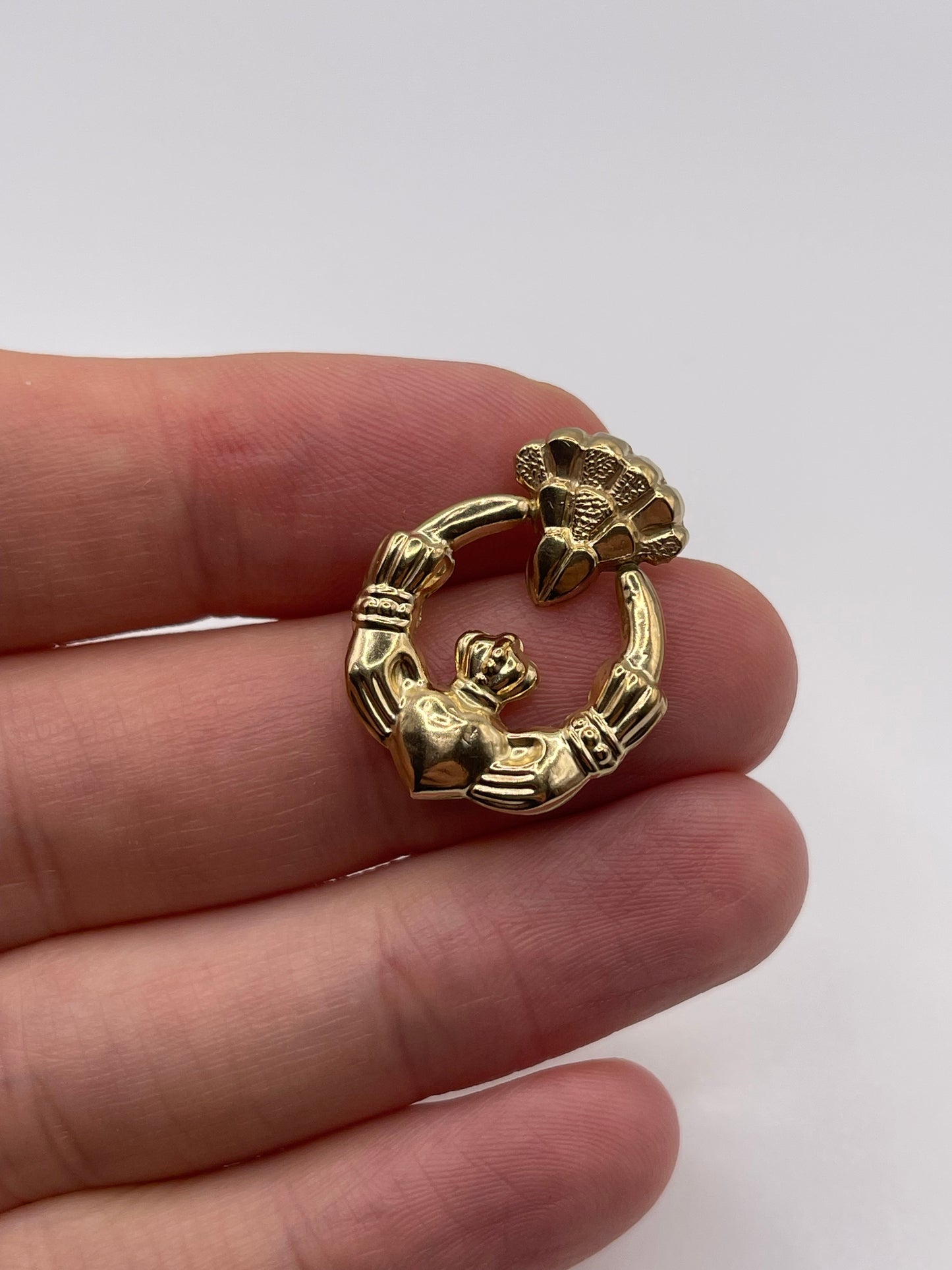 9ct gold ckaddagh pendant