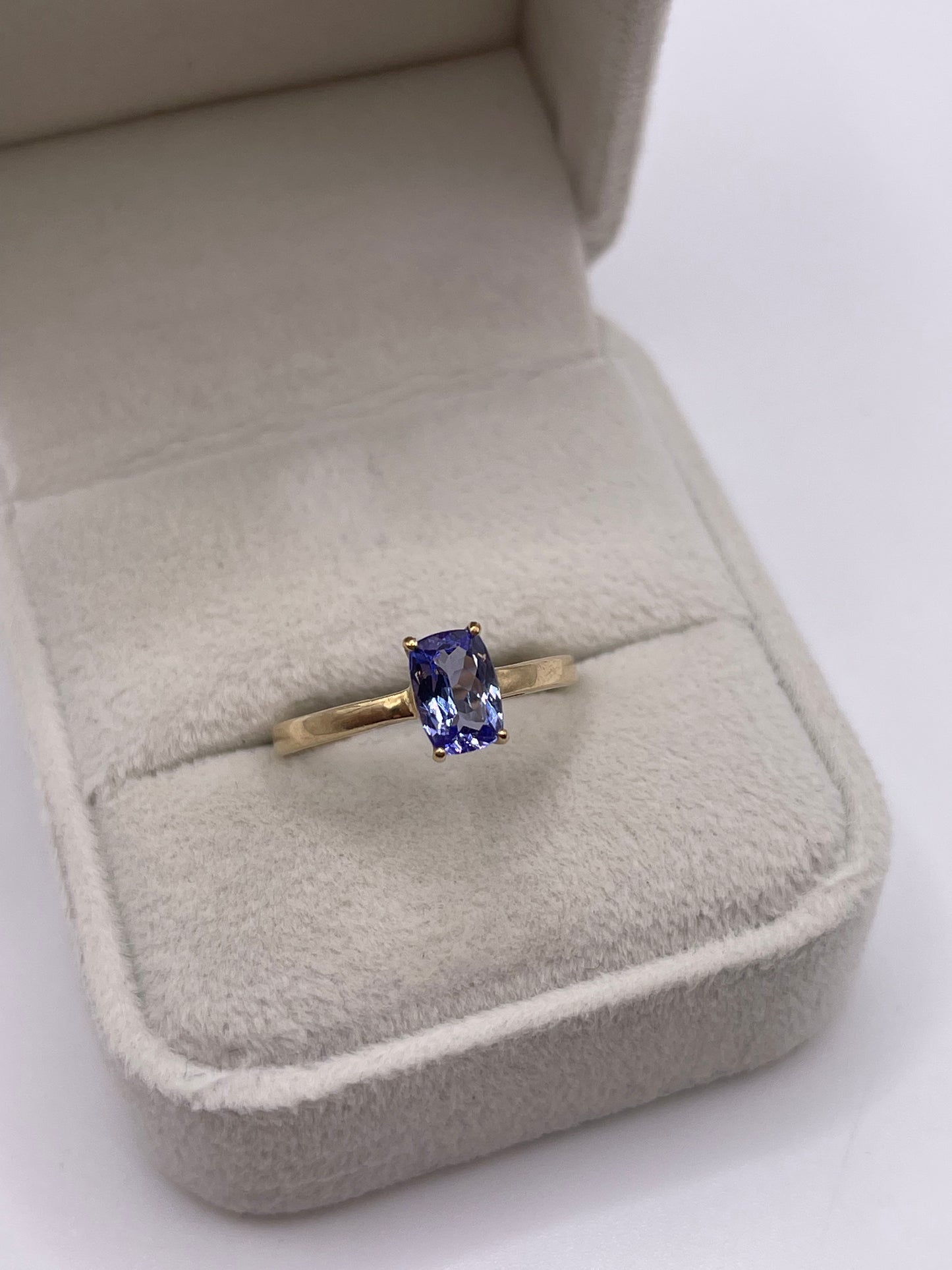 9ct gold tanzanite ring