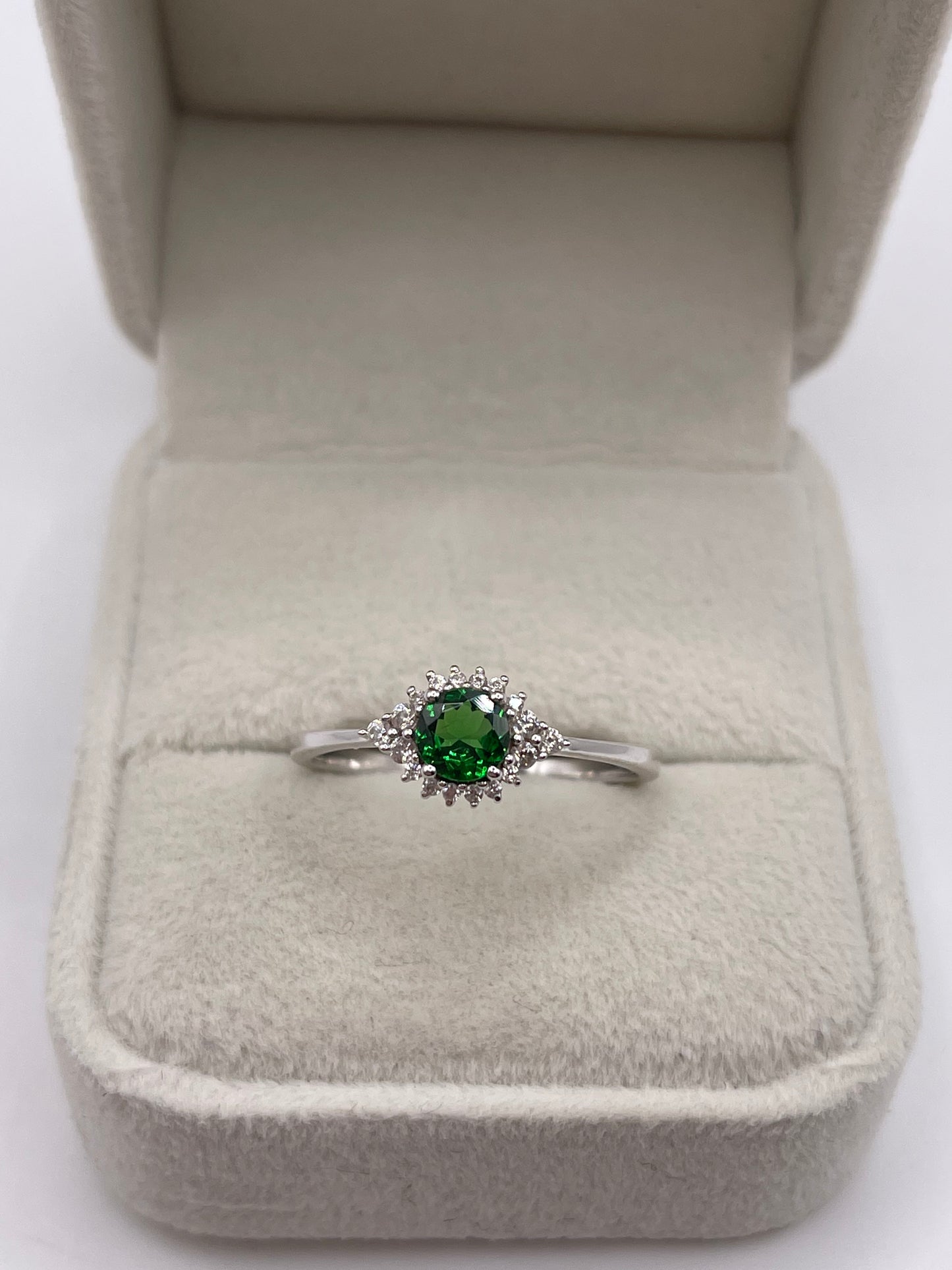 9ct white gold diopside and zircon ring