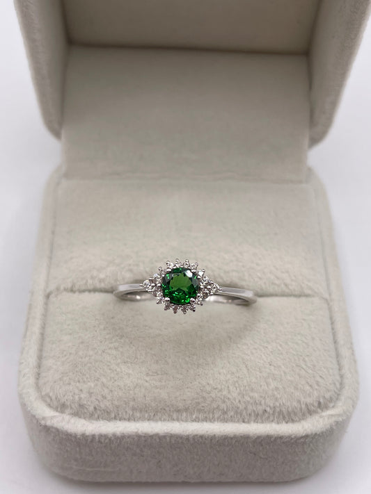 9ct white gold diopside and zircon ring