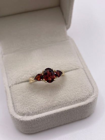 9ct gold garnet ring