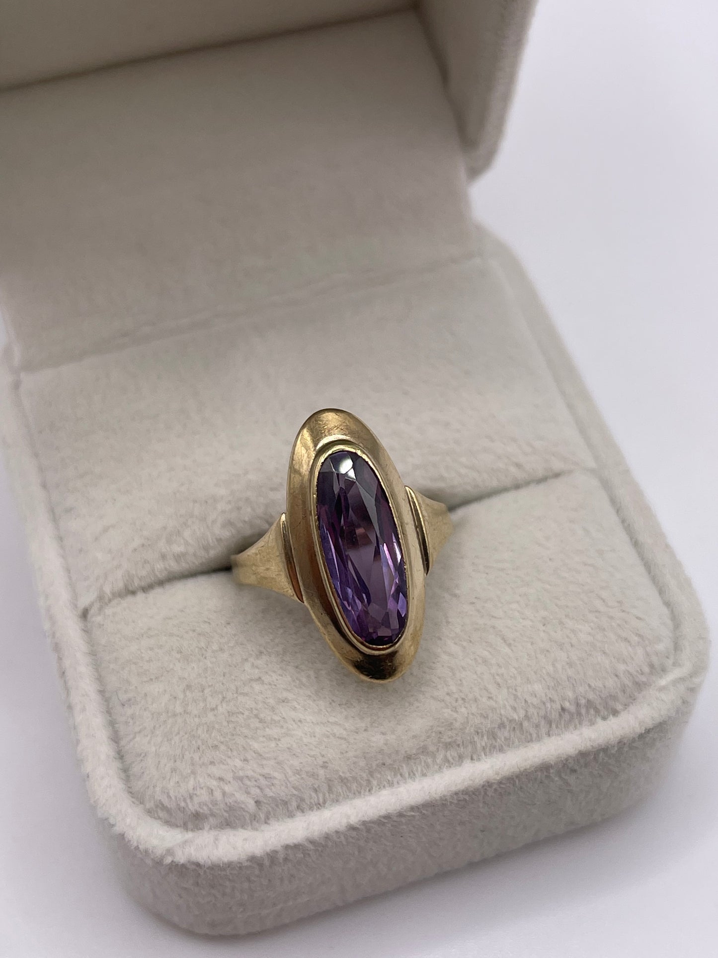 8ct gold synthetic spinel ring