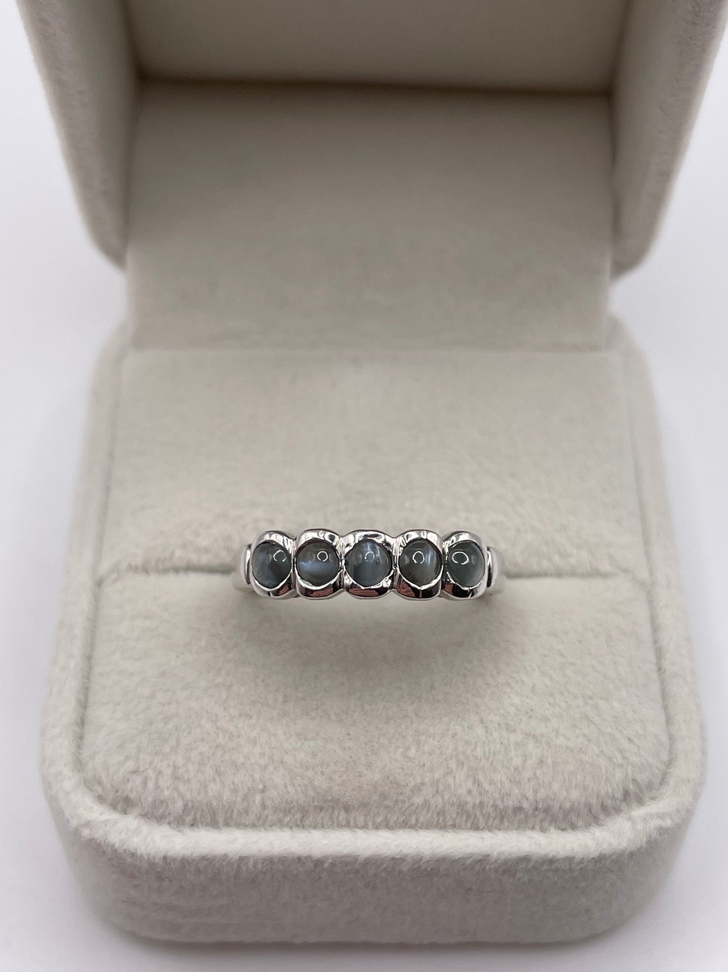 9ct white gold cats eye chrysoberyl ring