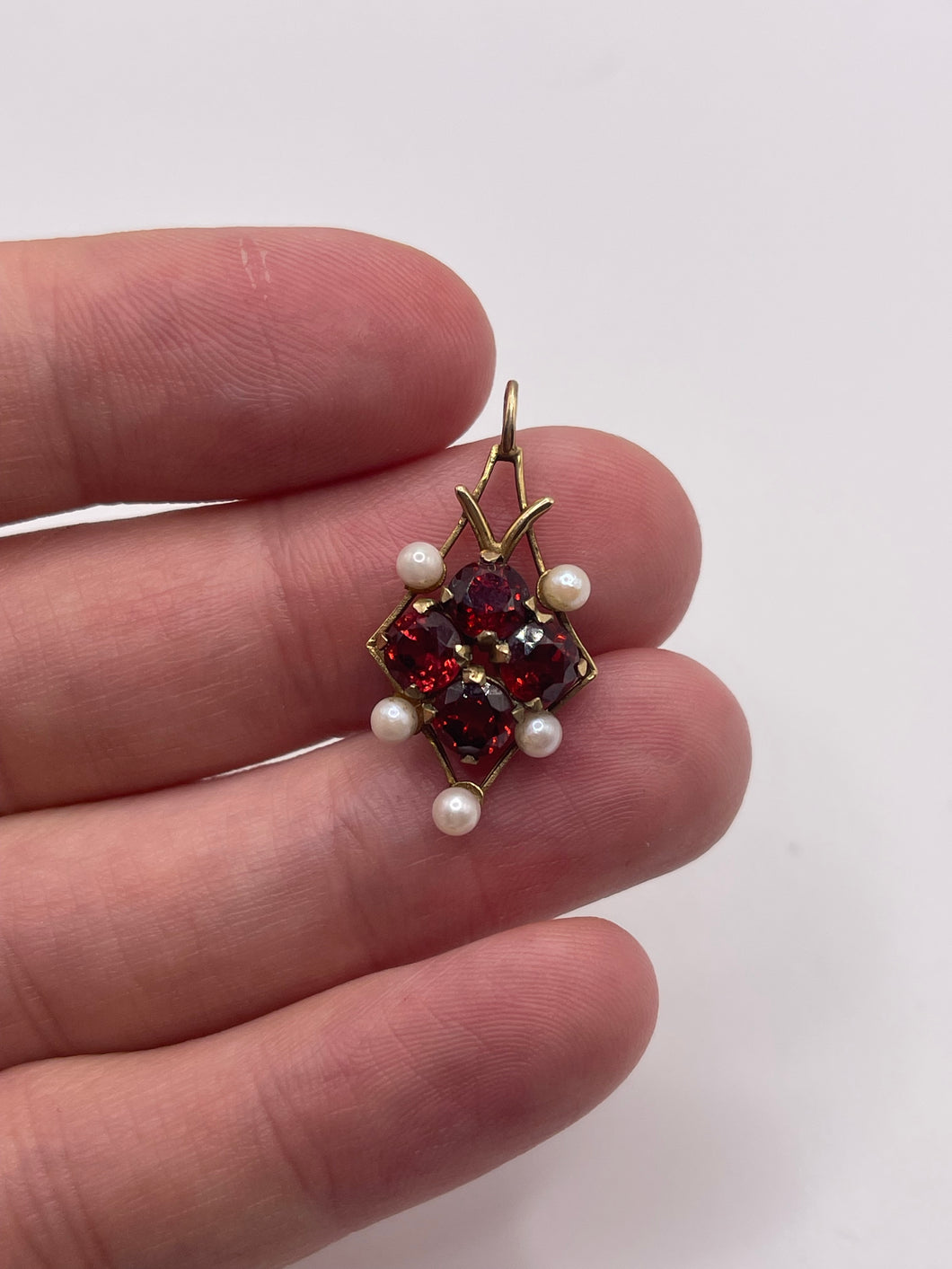 9ct gold garnet and pearl pendant