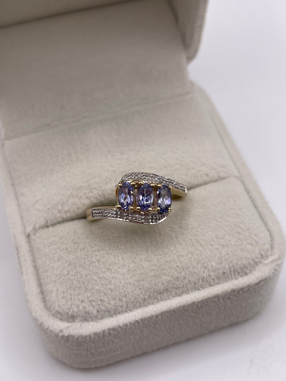 9ct gold tanzanite and diamond ring