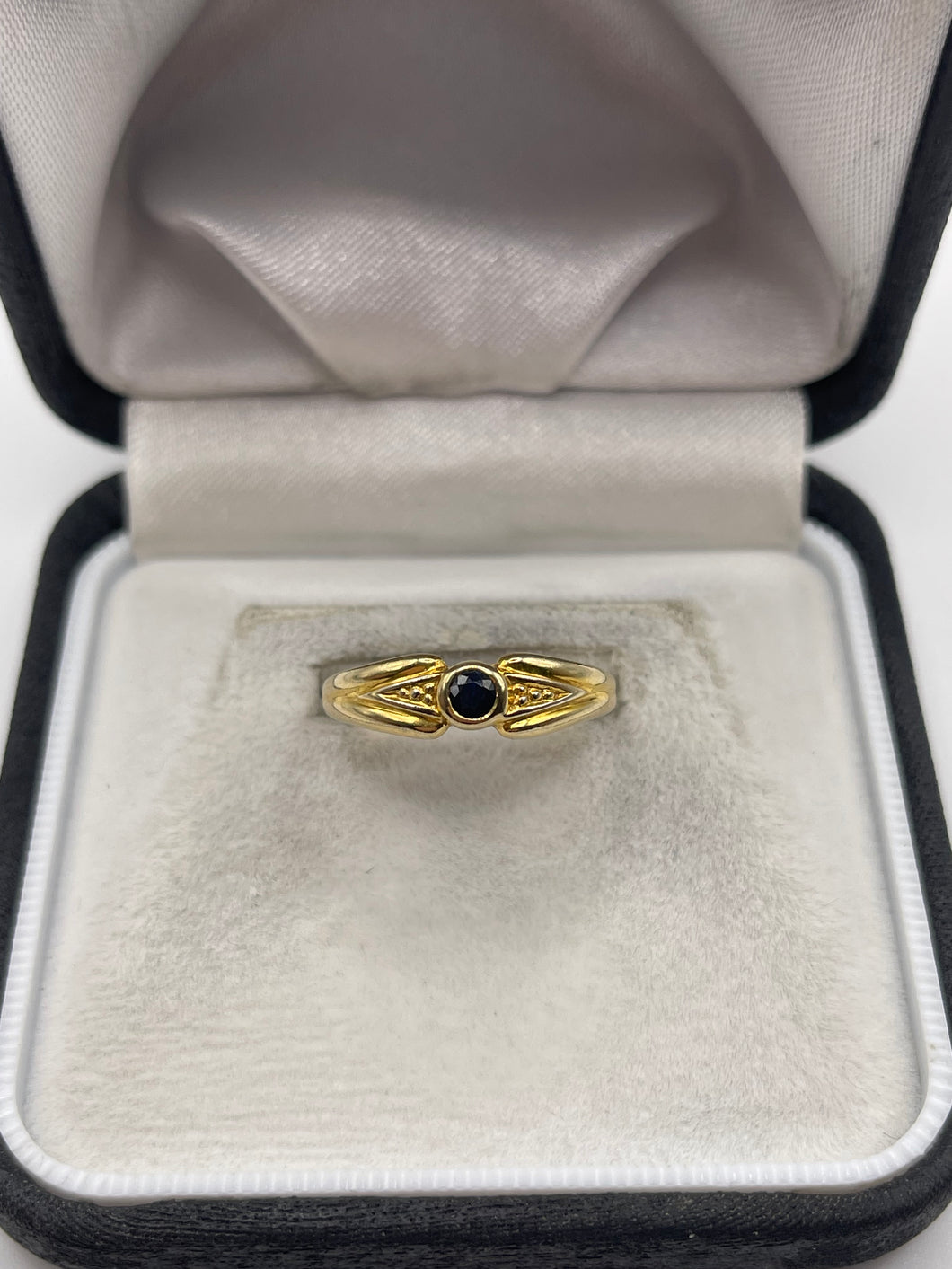 9ct gold sapphire ring