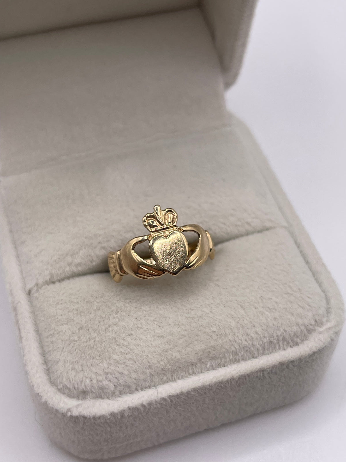 9ct gold claddagh ring