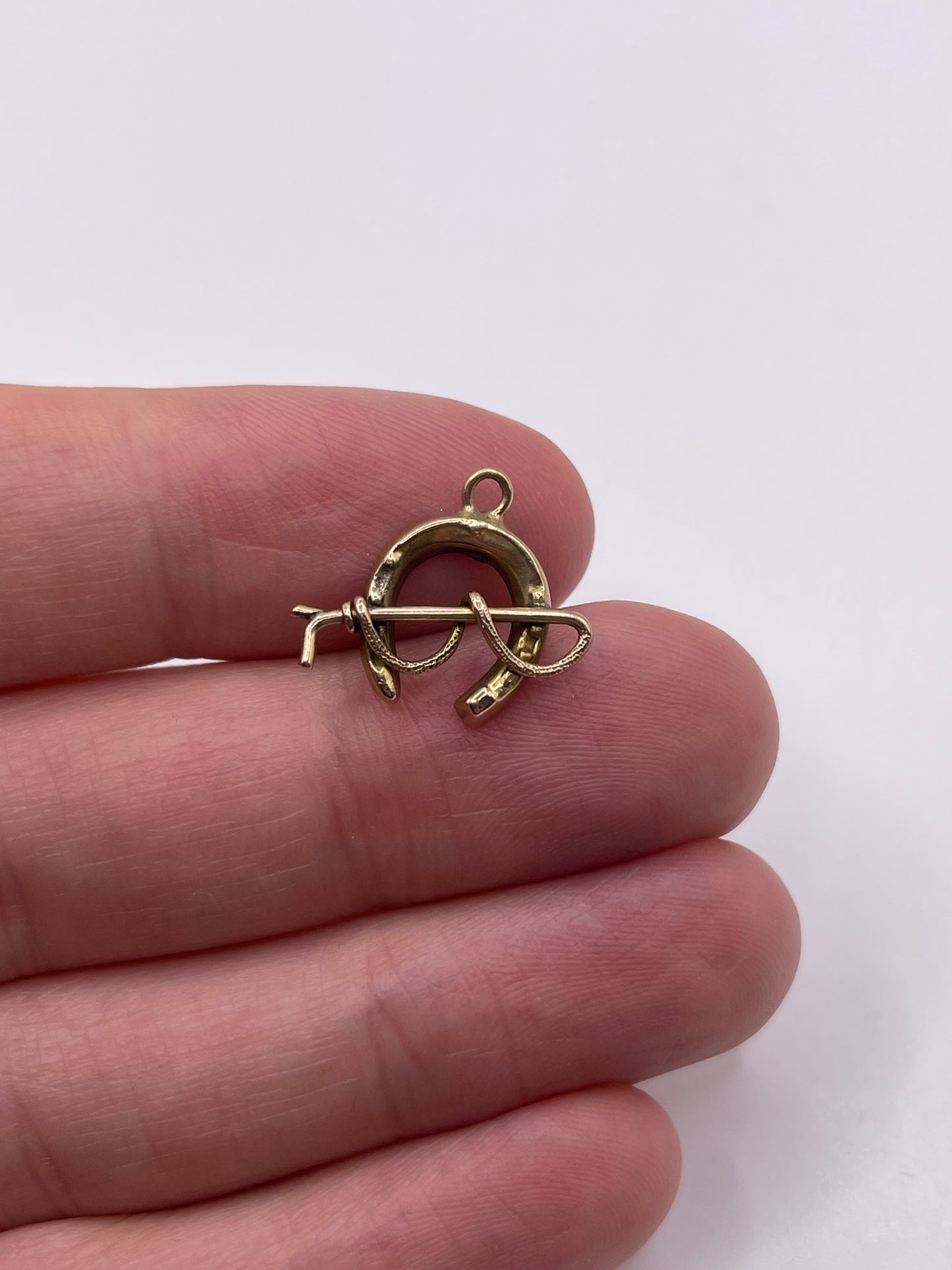 9ct gold horseshoe pendant