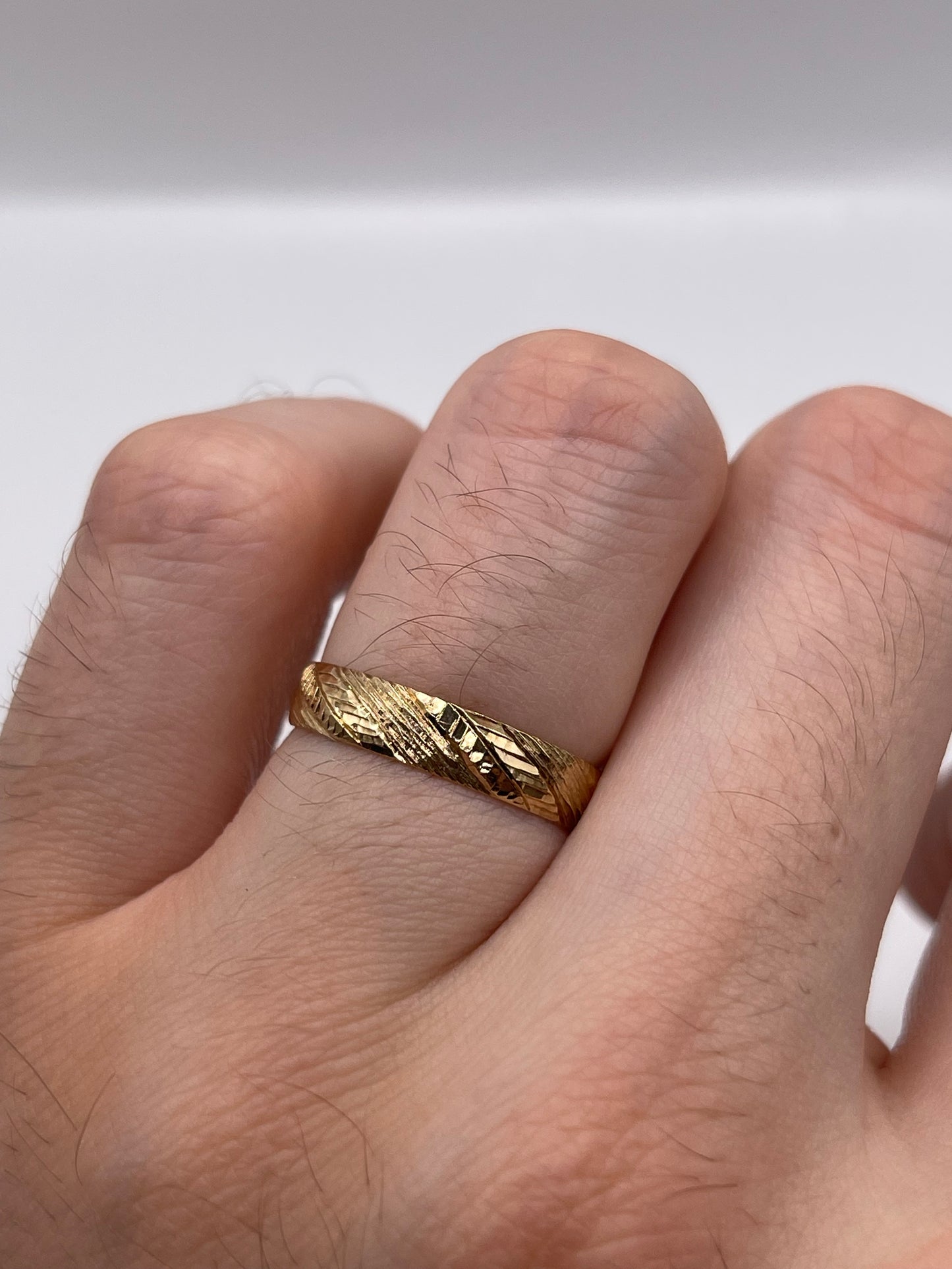9ct gold patterned band