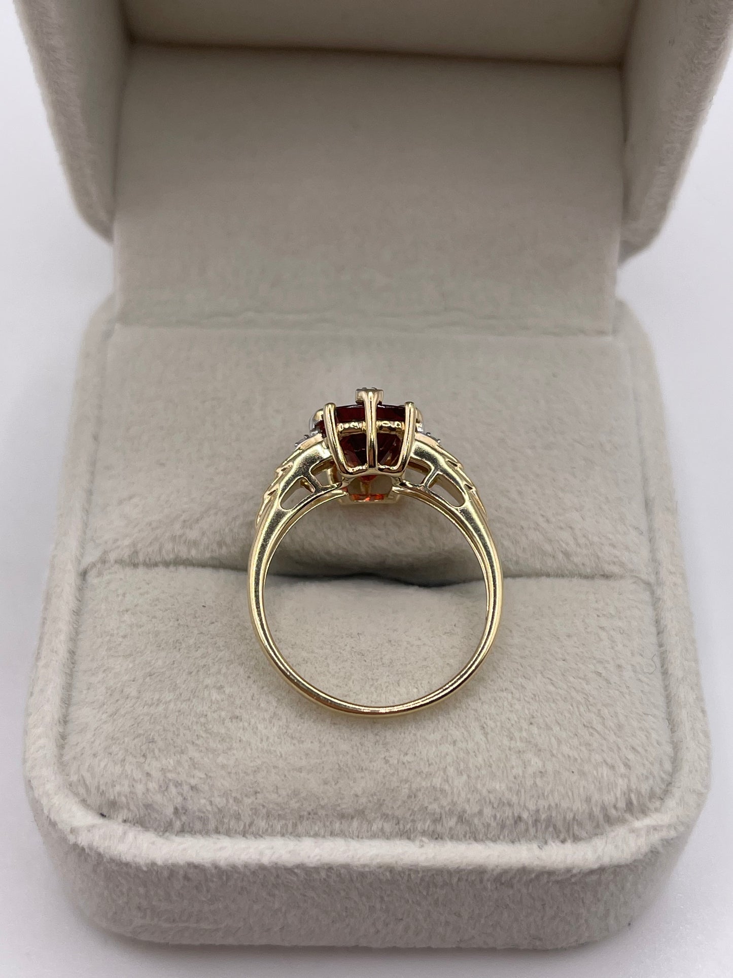 9ct gold garnet and diamond ring