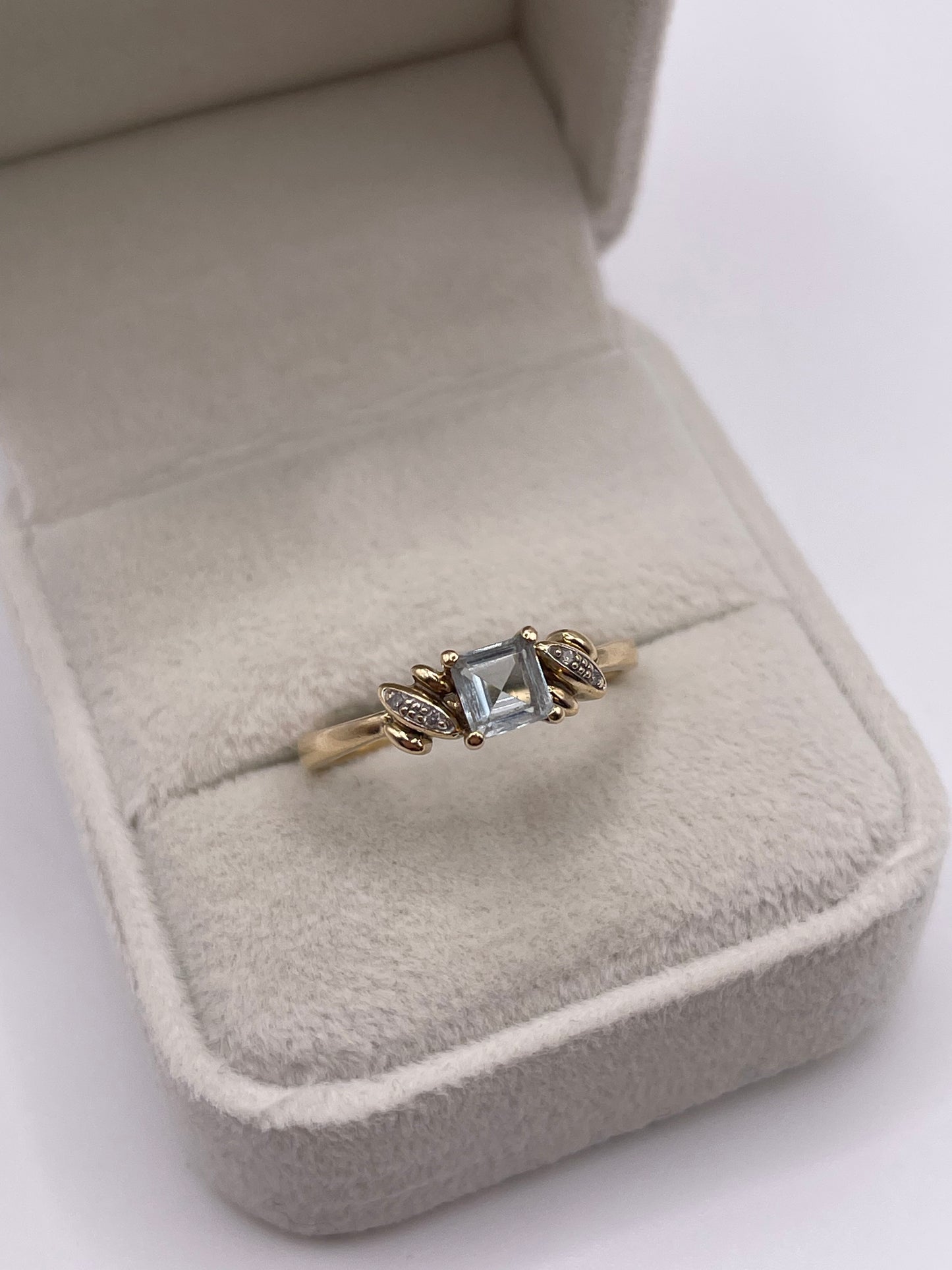 9ct gold aquamarine and diamond ring