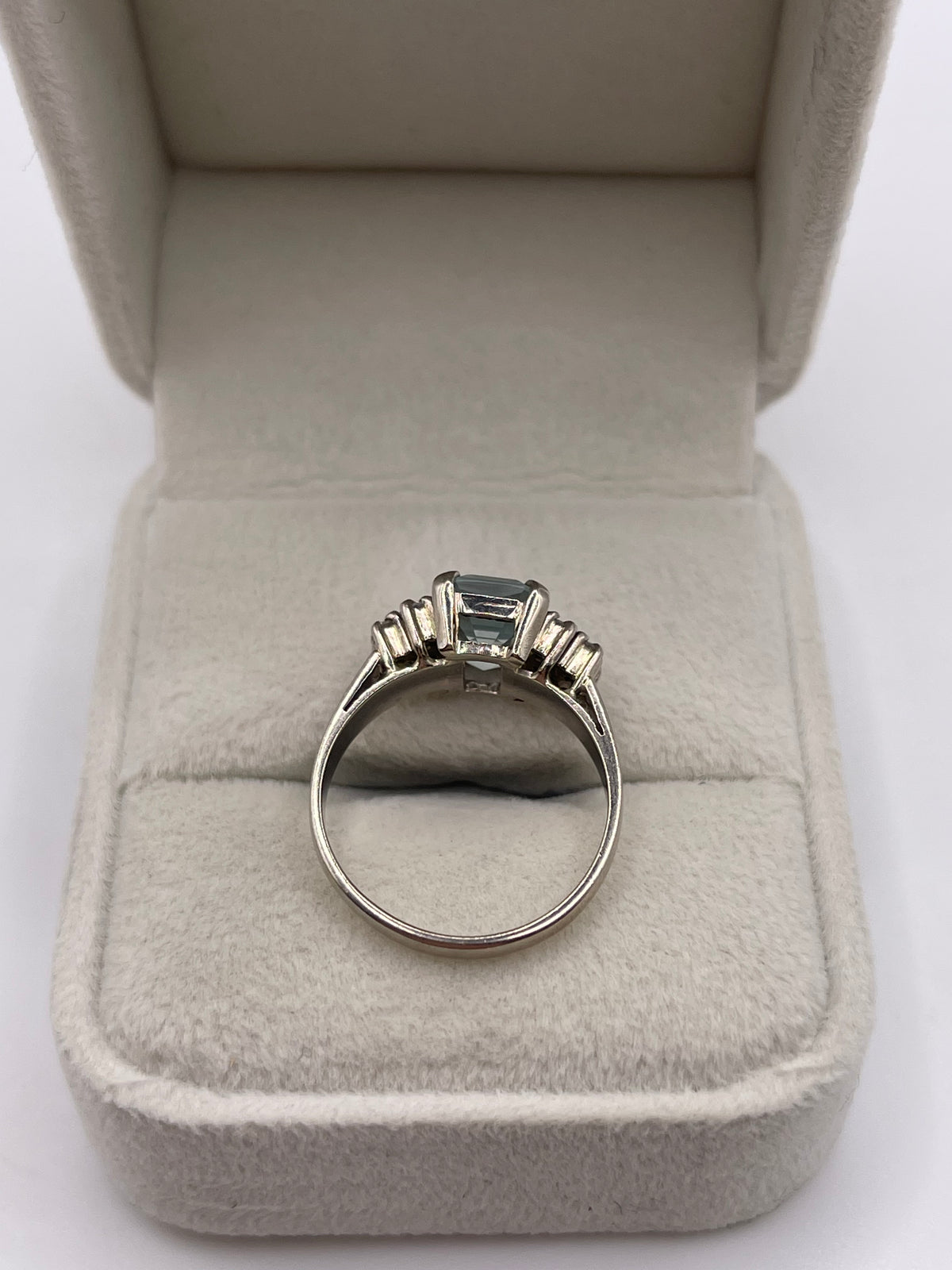 18ct white gold aquamarine and diamond ring