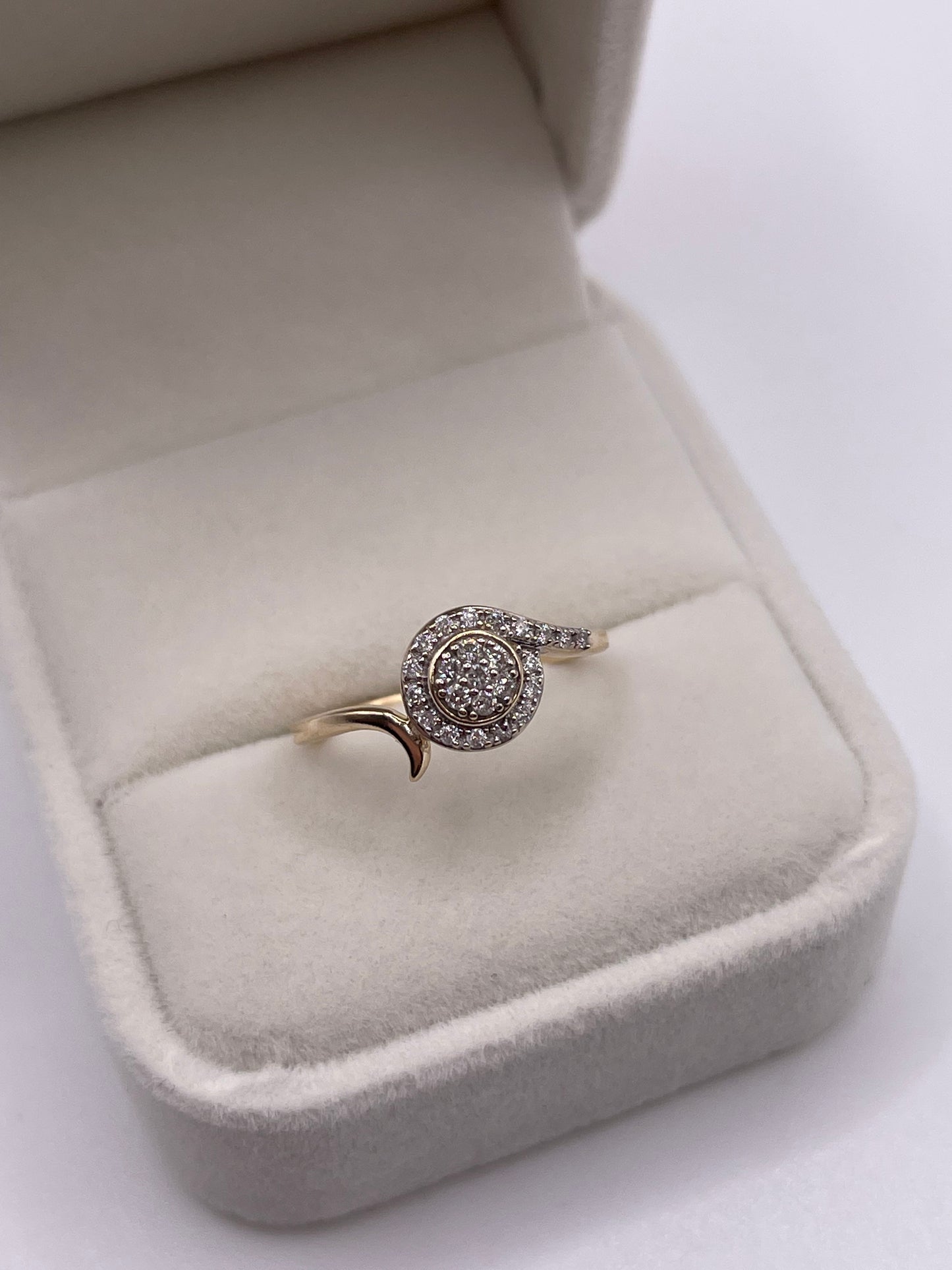 9ct gold diamond cluster ring