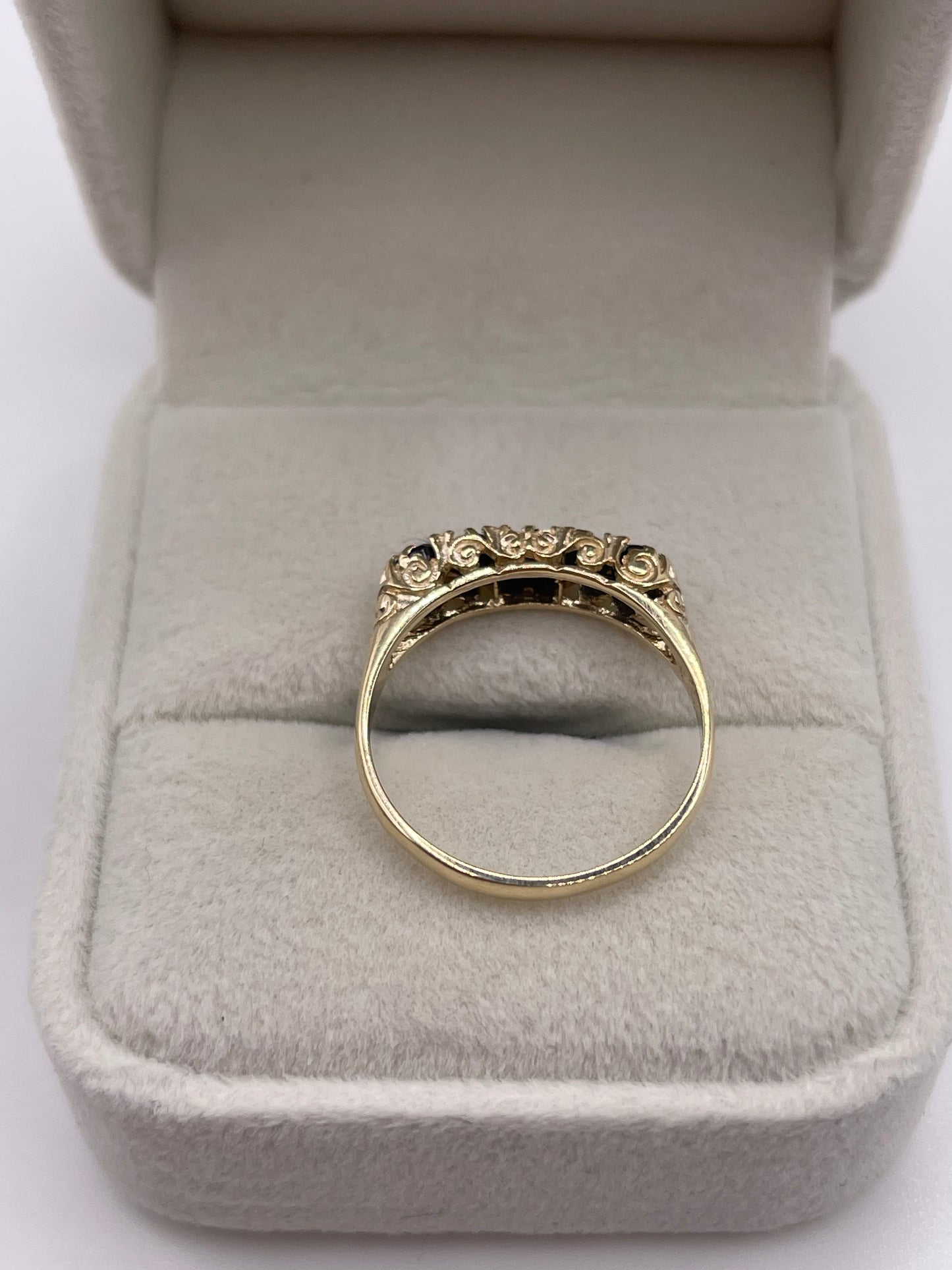 9ct gold sapphire ring