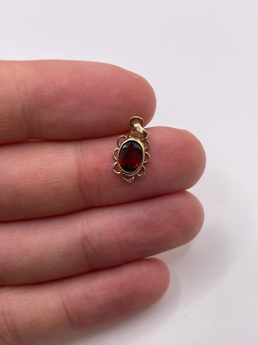 9ct gold garnet pendant