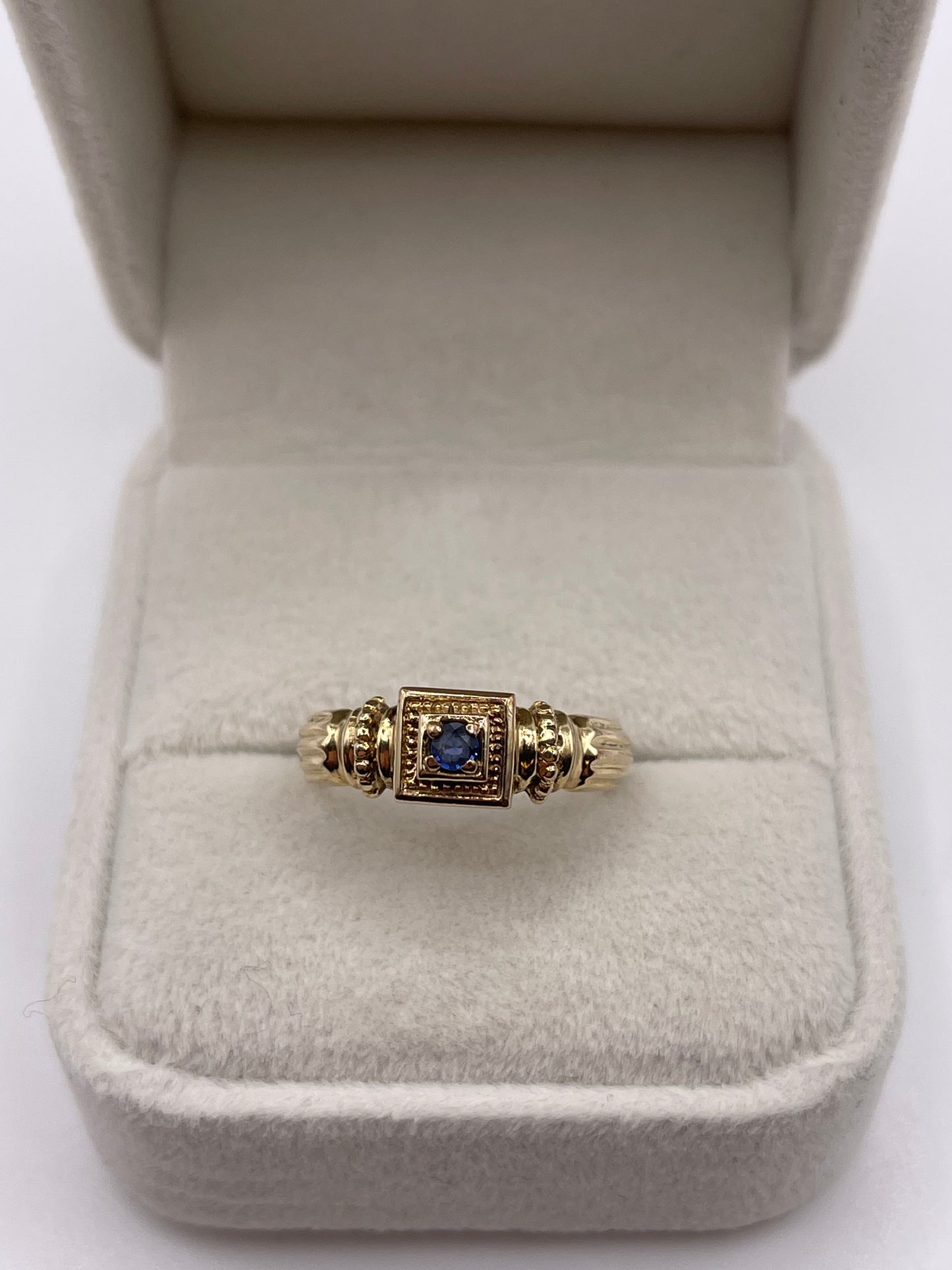 9ct gold sapphire ring