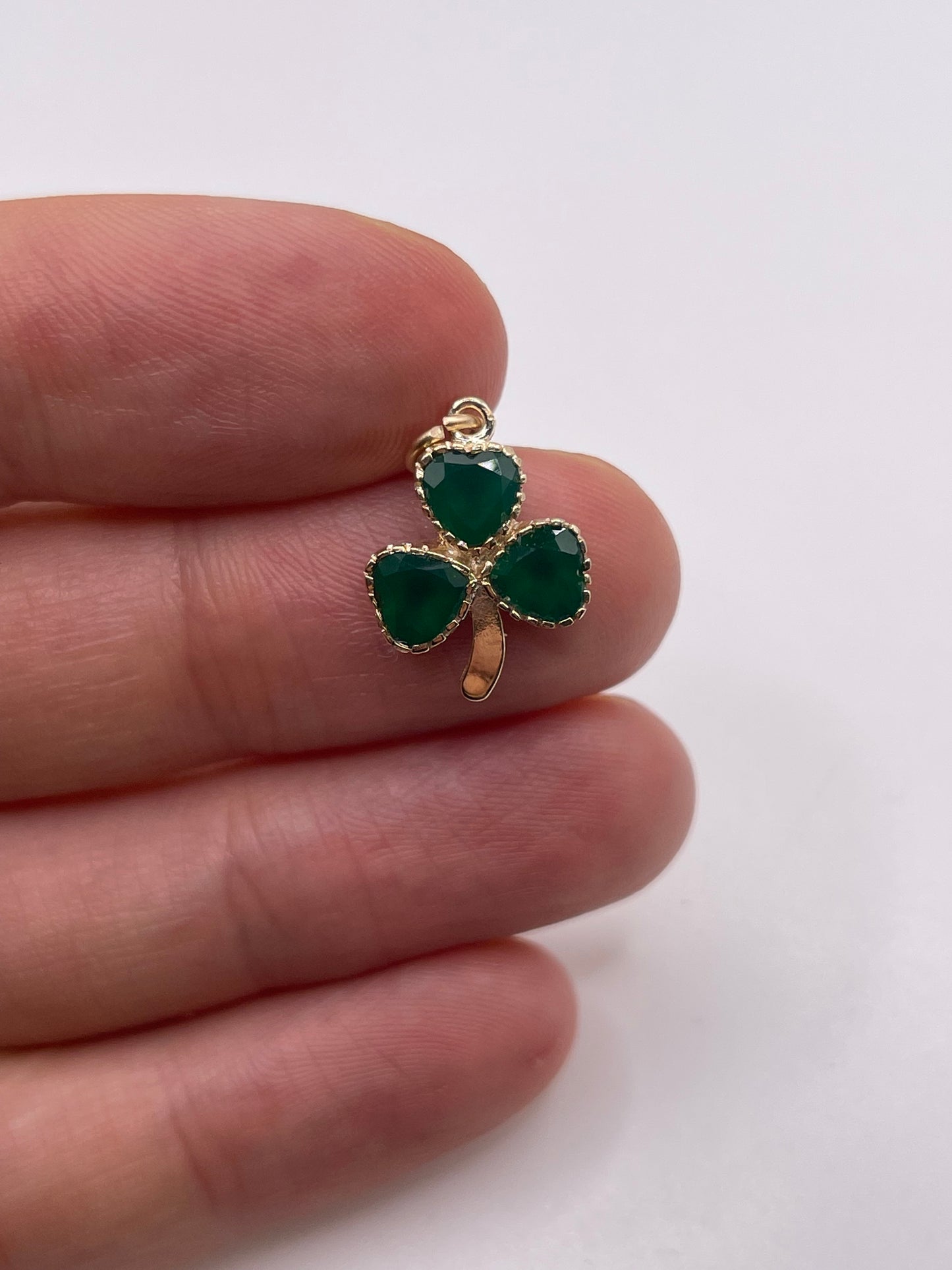 9ct gold green agate clover pendant