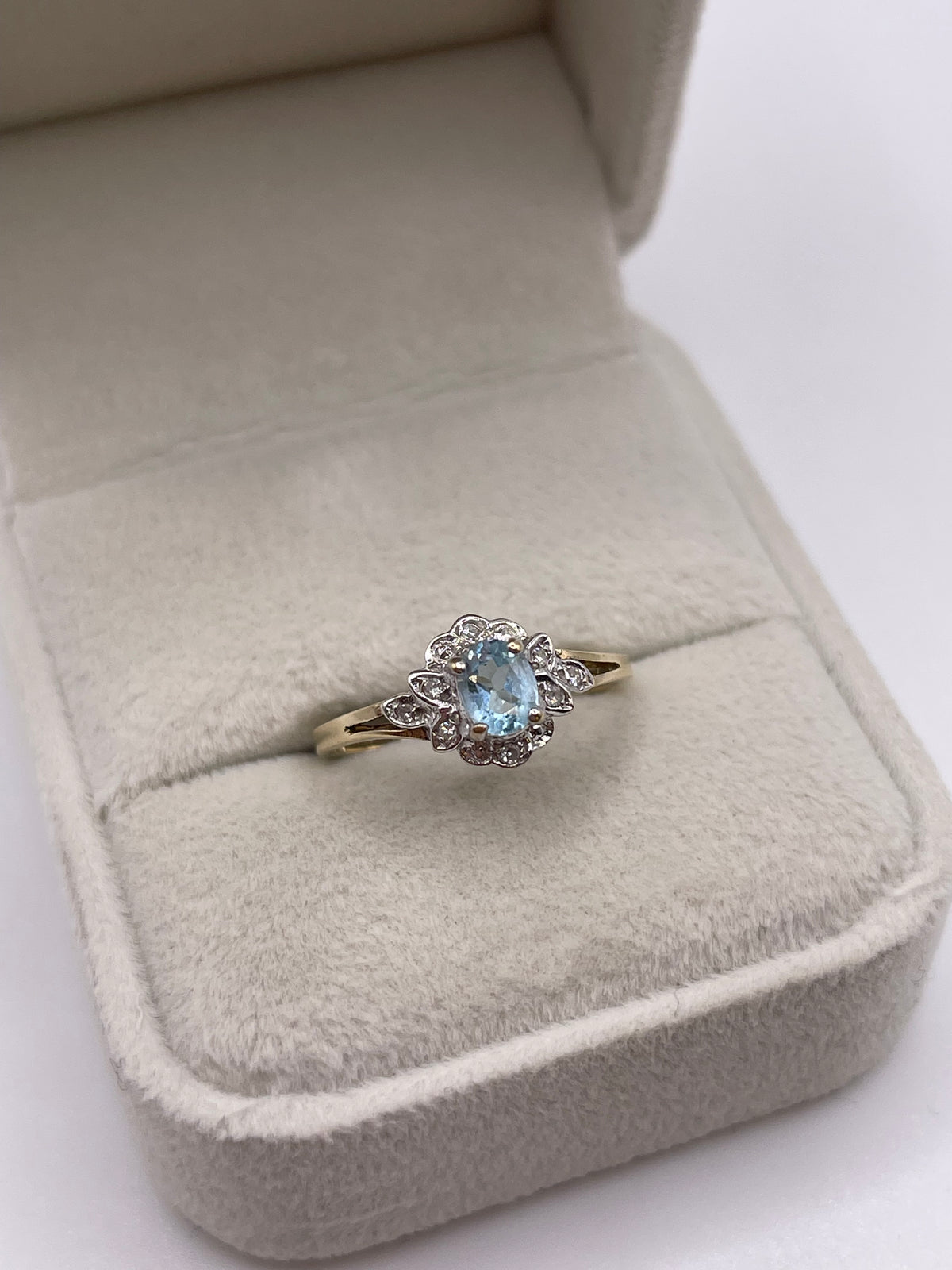9ct gold aquamarine and diamond ring