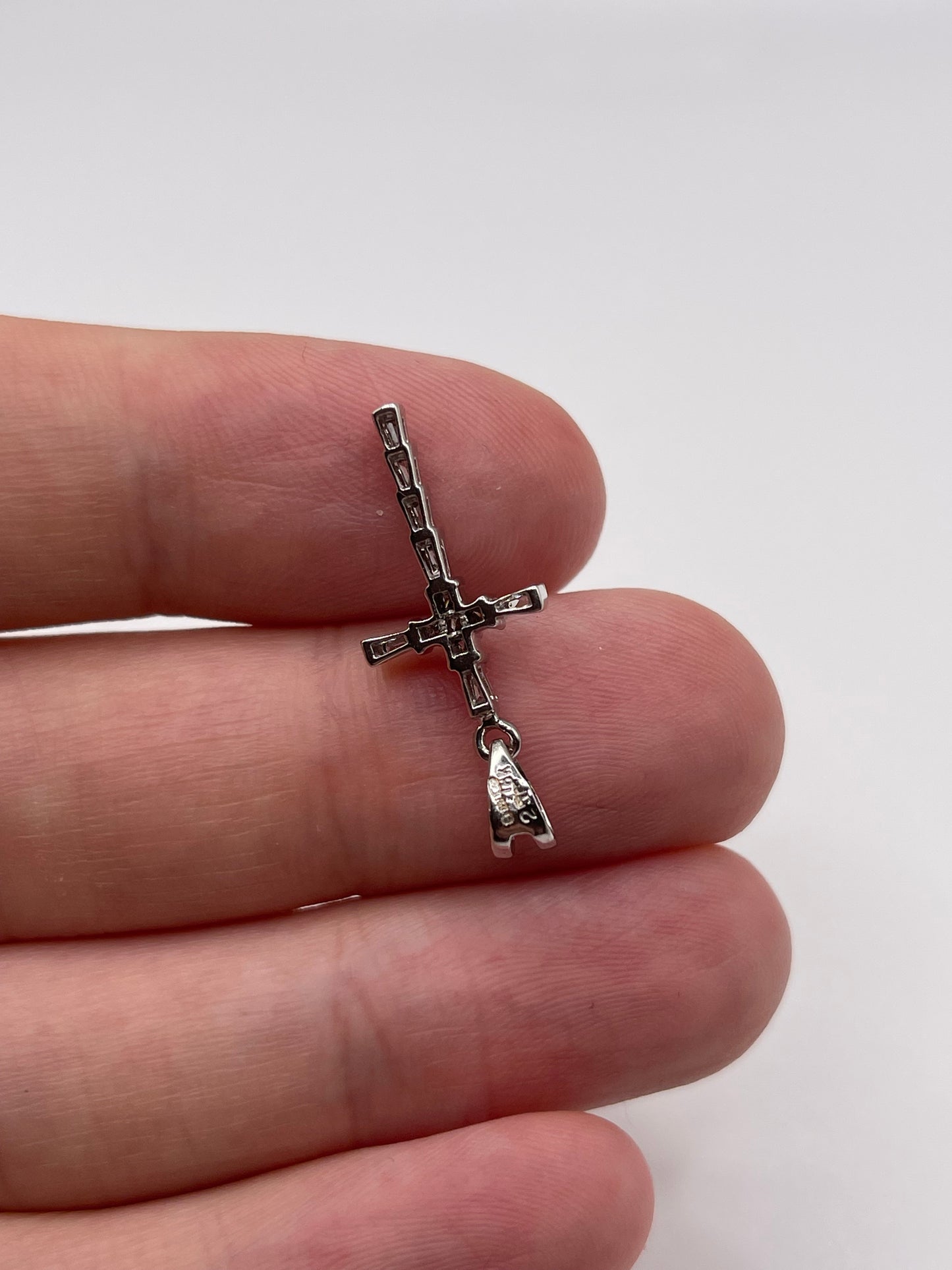 18ct white gold 25 point diamond cross pendant