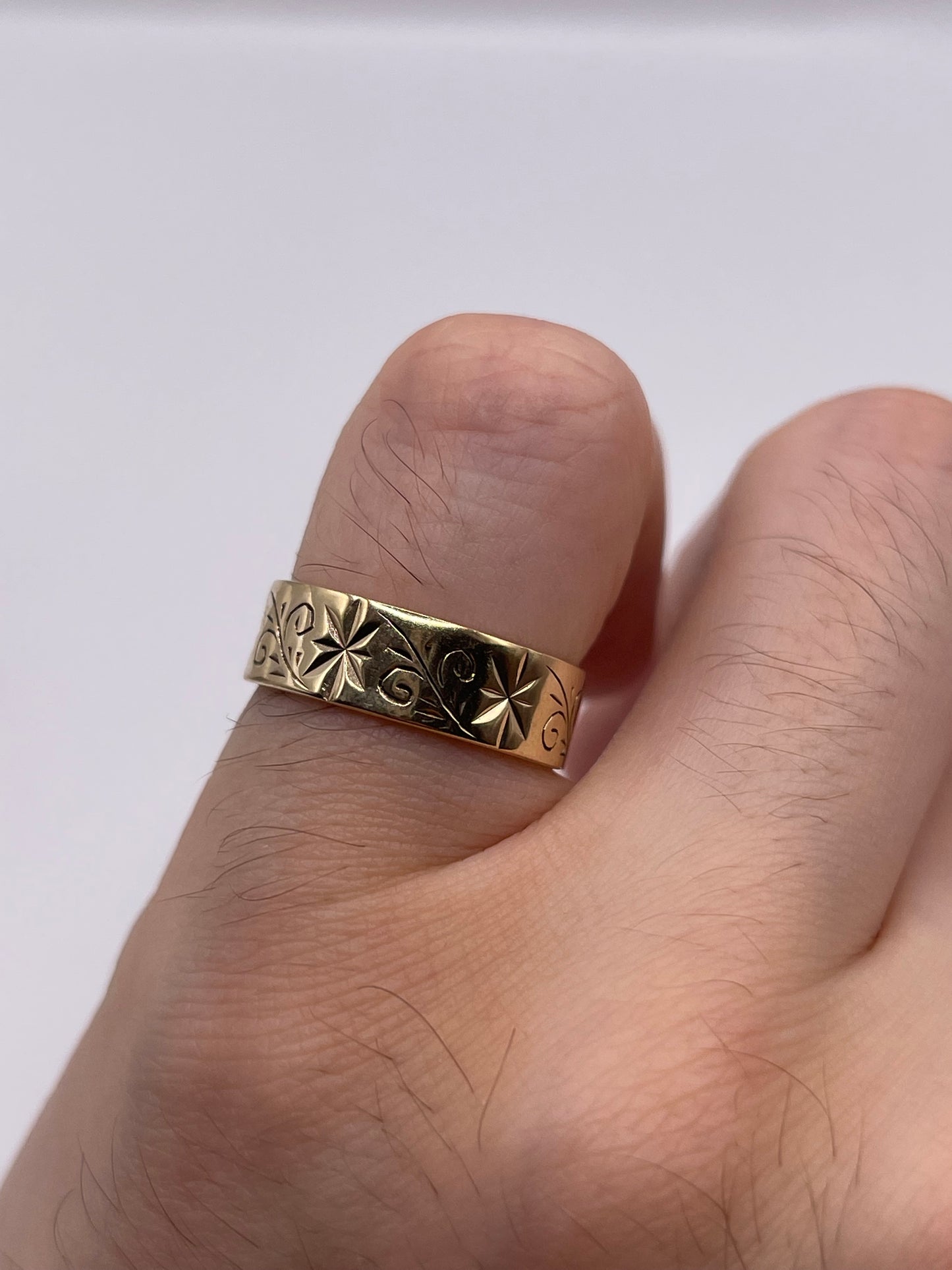 9ct gold patterned band